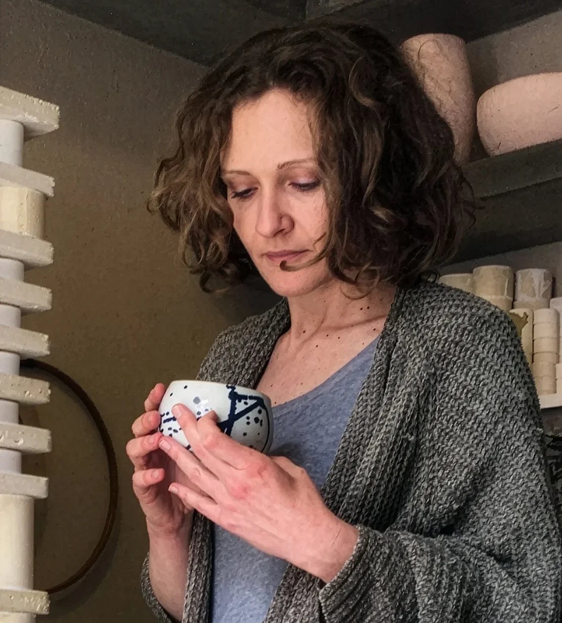 La artista Claire Lippmann en su estudio