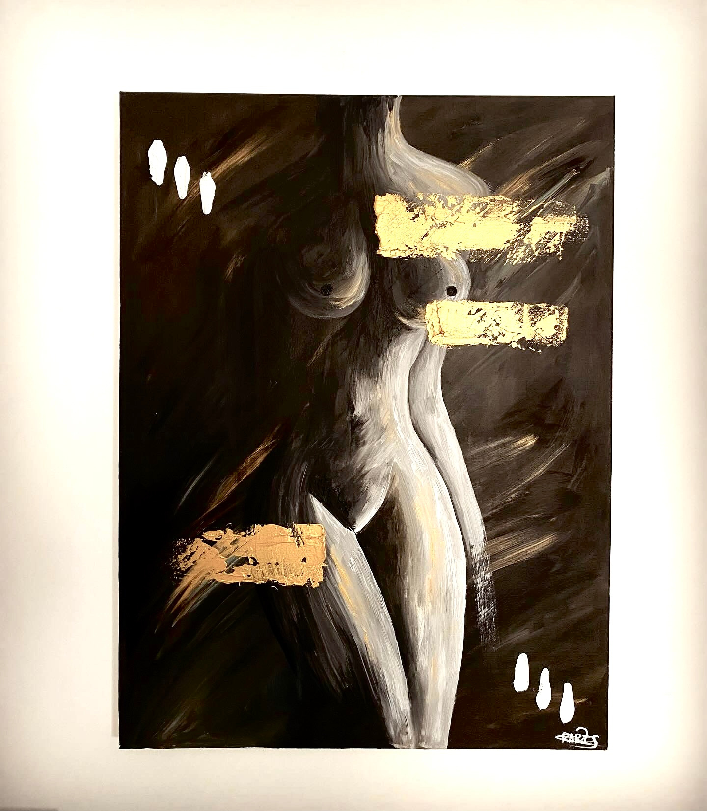 Un tableau d’une femme avec une bande de peinture jaune