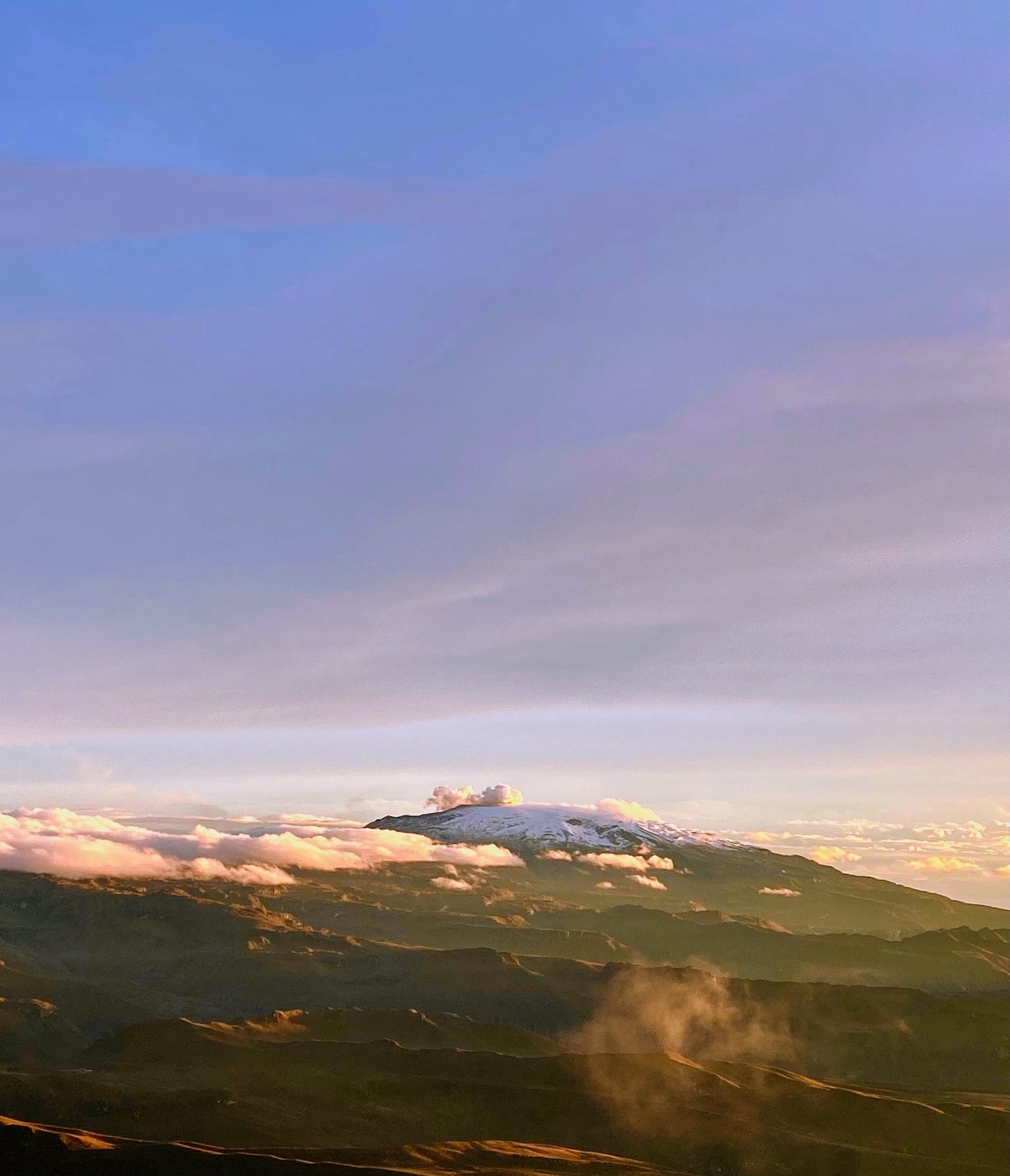 Vista al Nevado del ruiz durante un hermoso amanecer desde el nevado del tolima