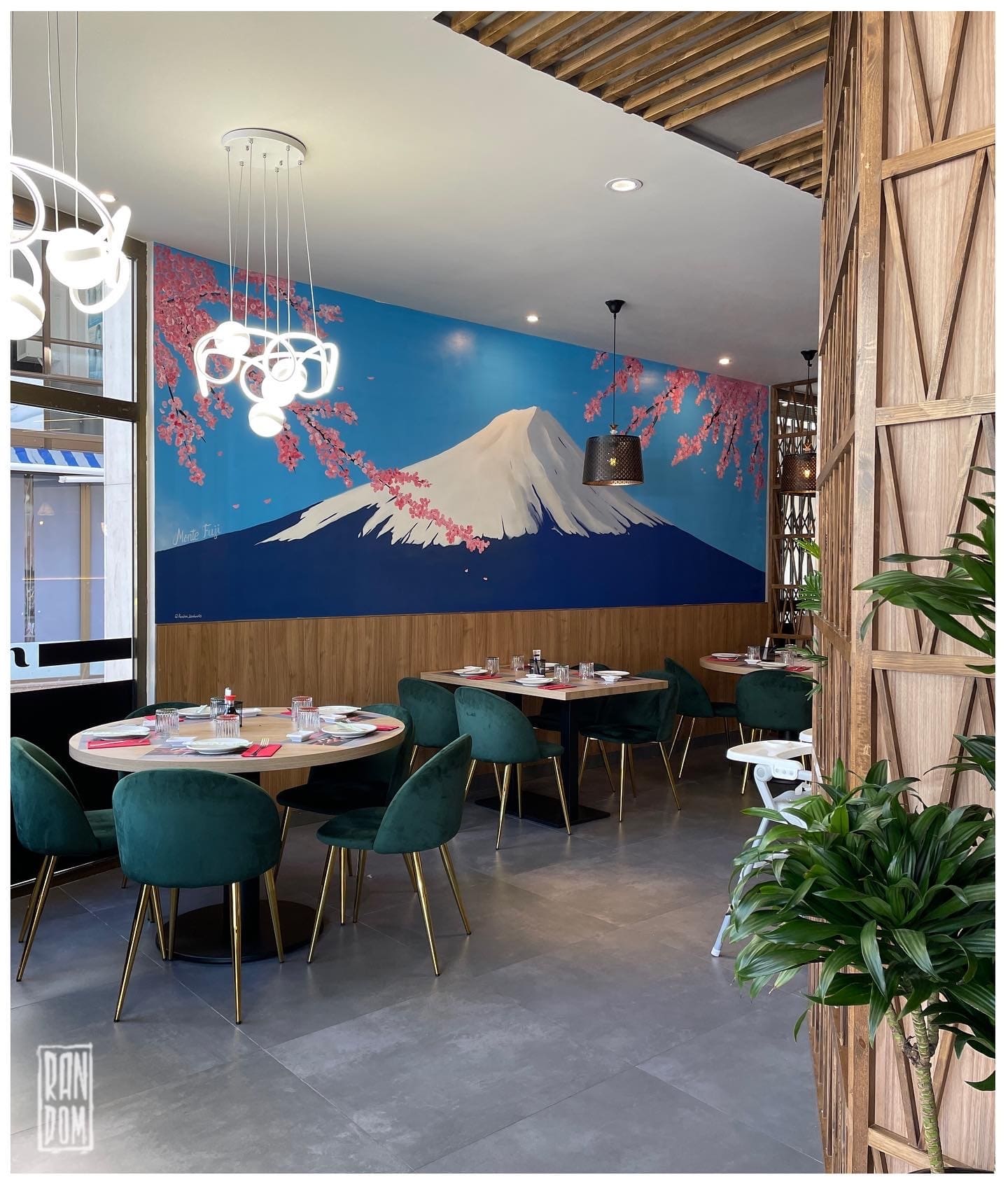 mural del monte Fuji con unos cerezos en un restaurante Chino