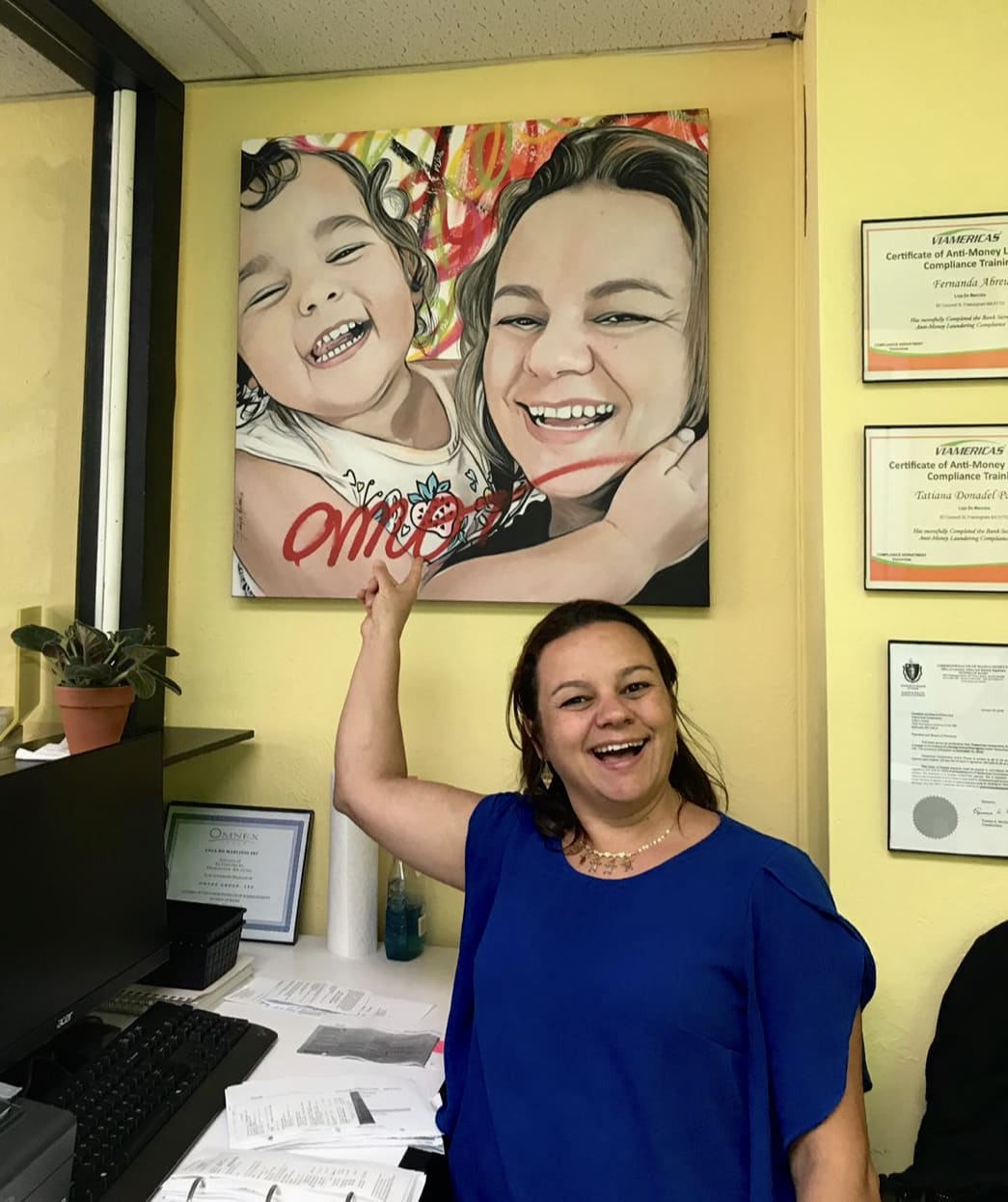 "Detalhes intrincados e elementos POP em uma pintura personalizada cheia de vida."