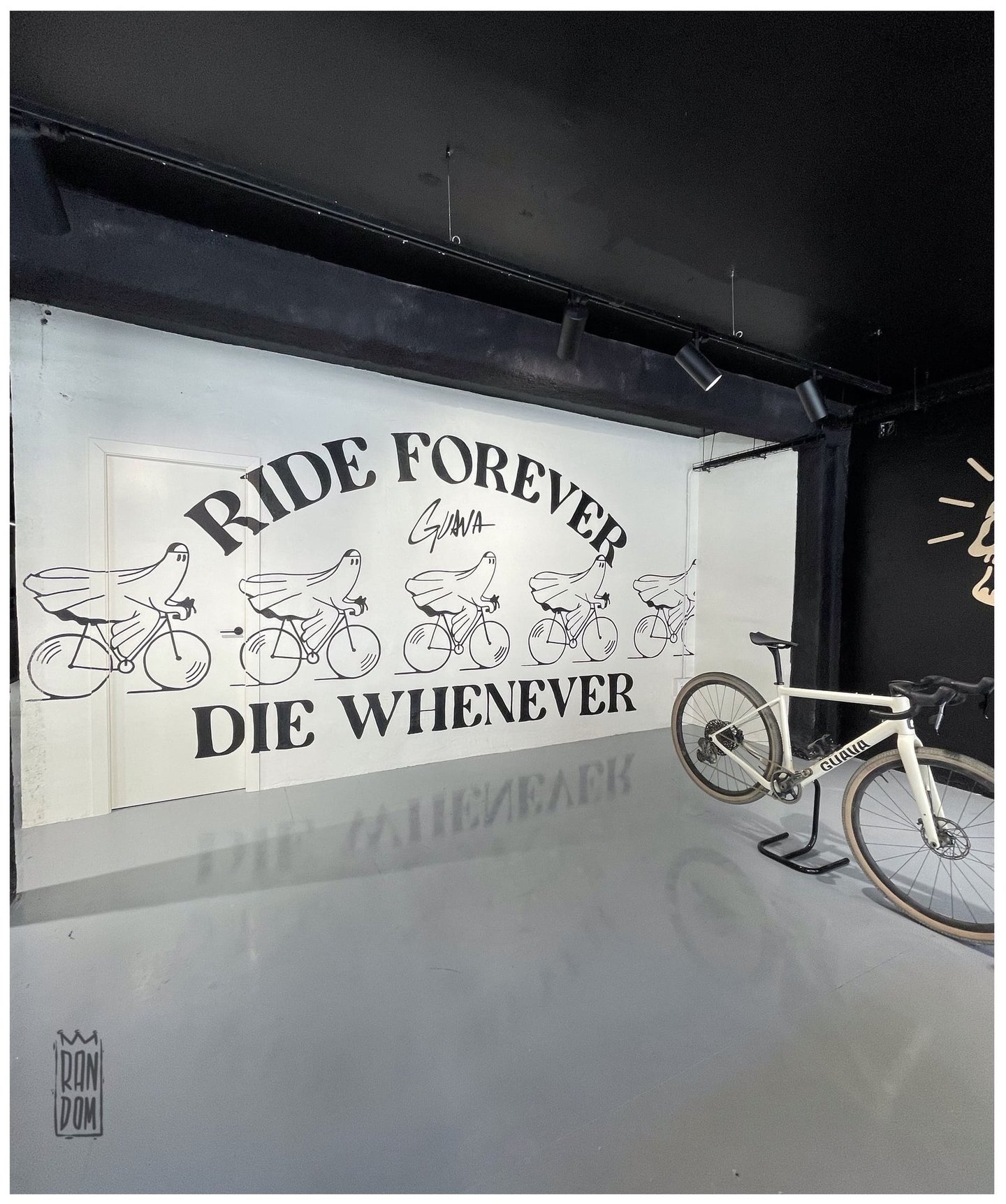 mural corporativo en una tienda de bicicletas