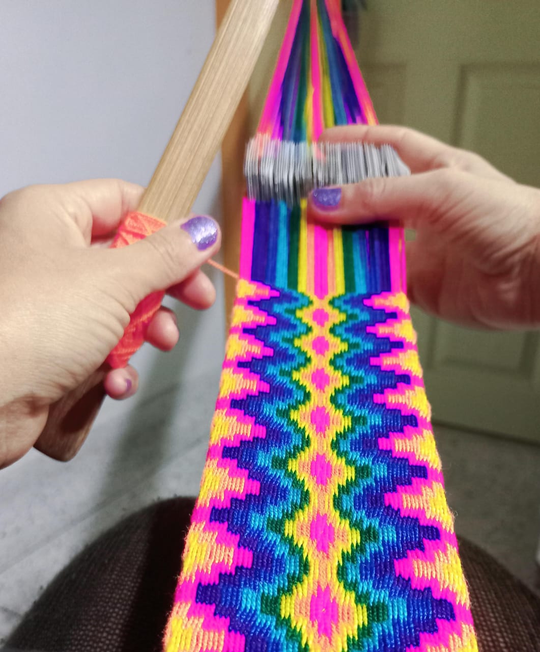 Tejido a mano de una correa en telar de cintura con vibrantes patrones geométricos en tonos neón