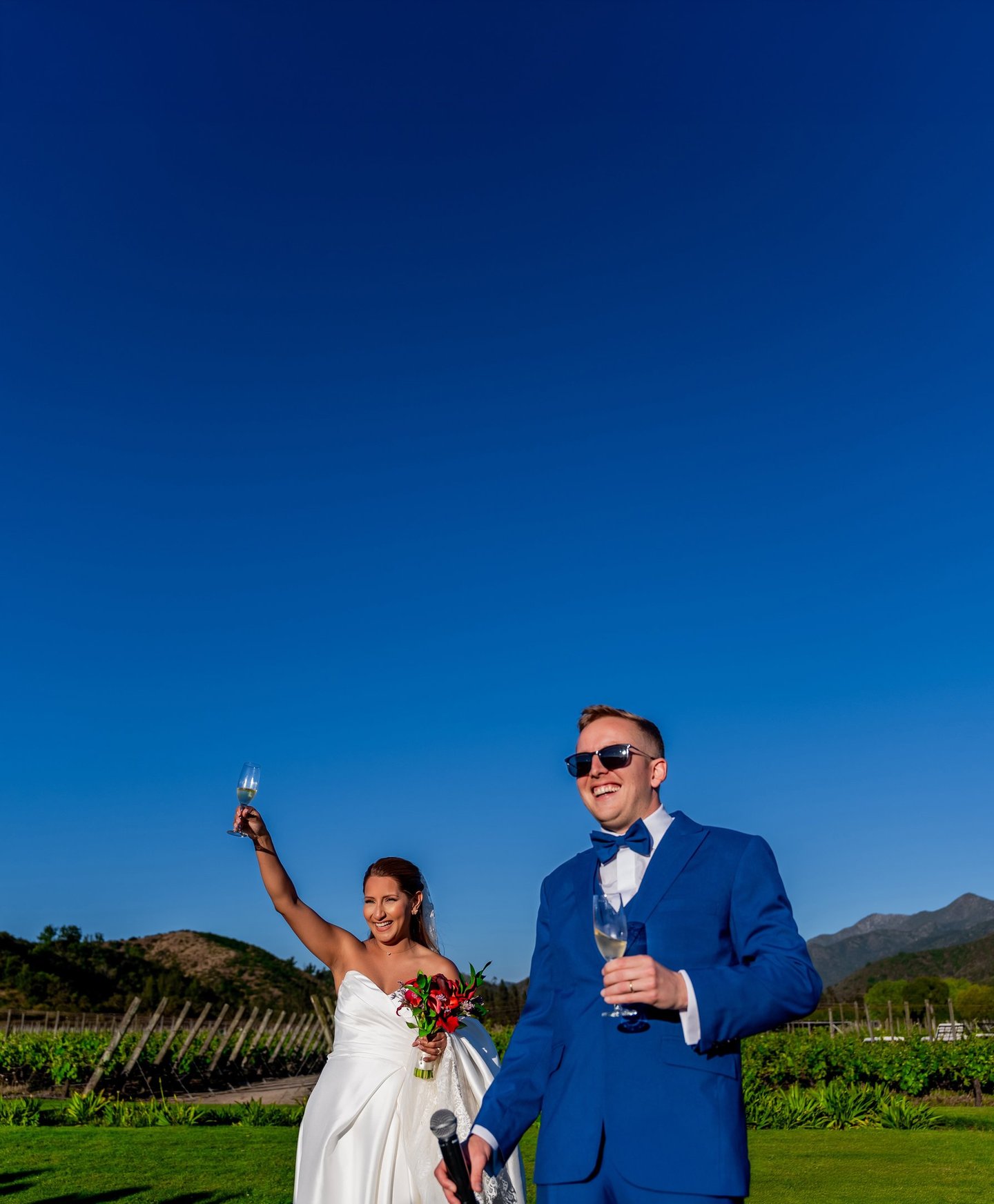 fotografía de novios brindando y celebrando