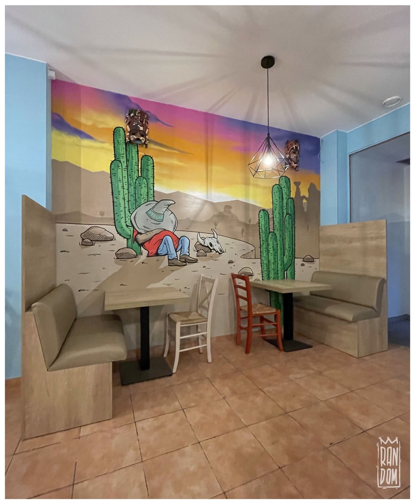 mural de un mexicano durmiendo en una pared de un restaurante mexicano