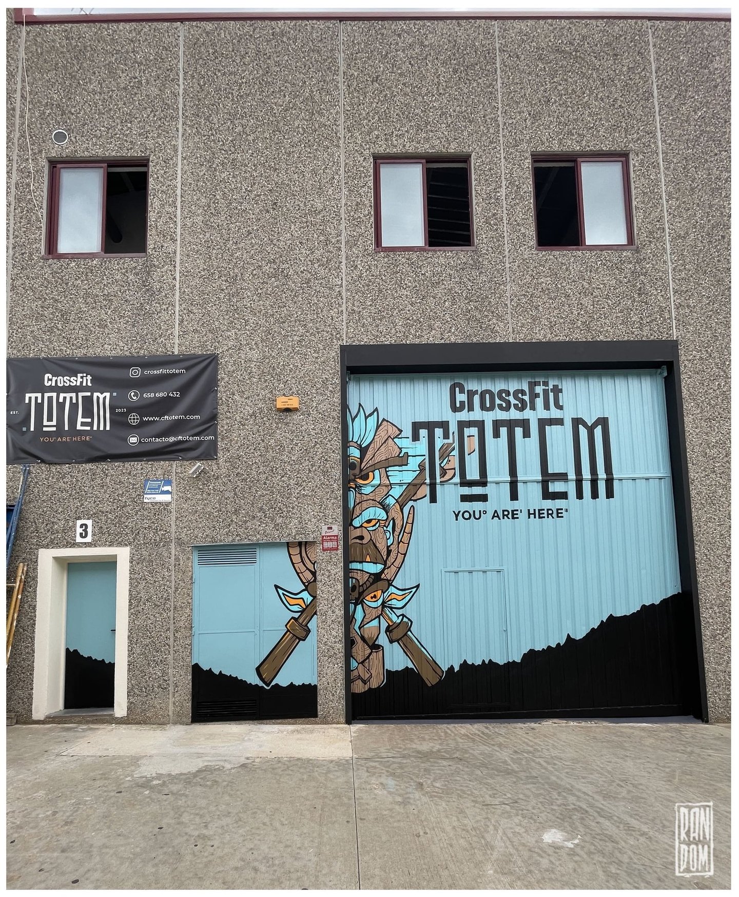 graffiti profesional en una puerta de una nave industrial que es un crossfit