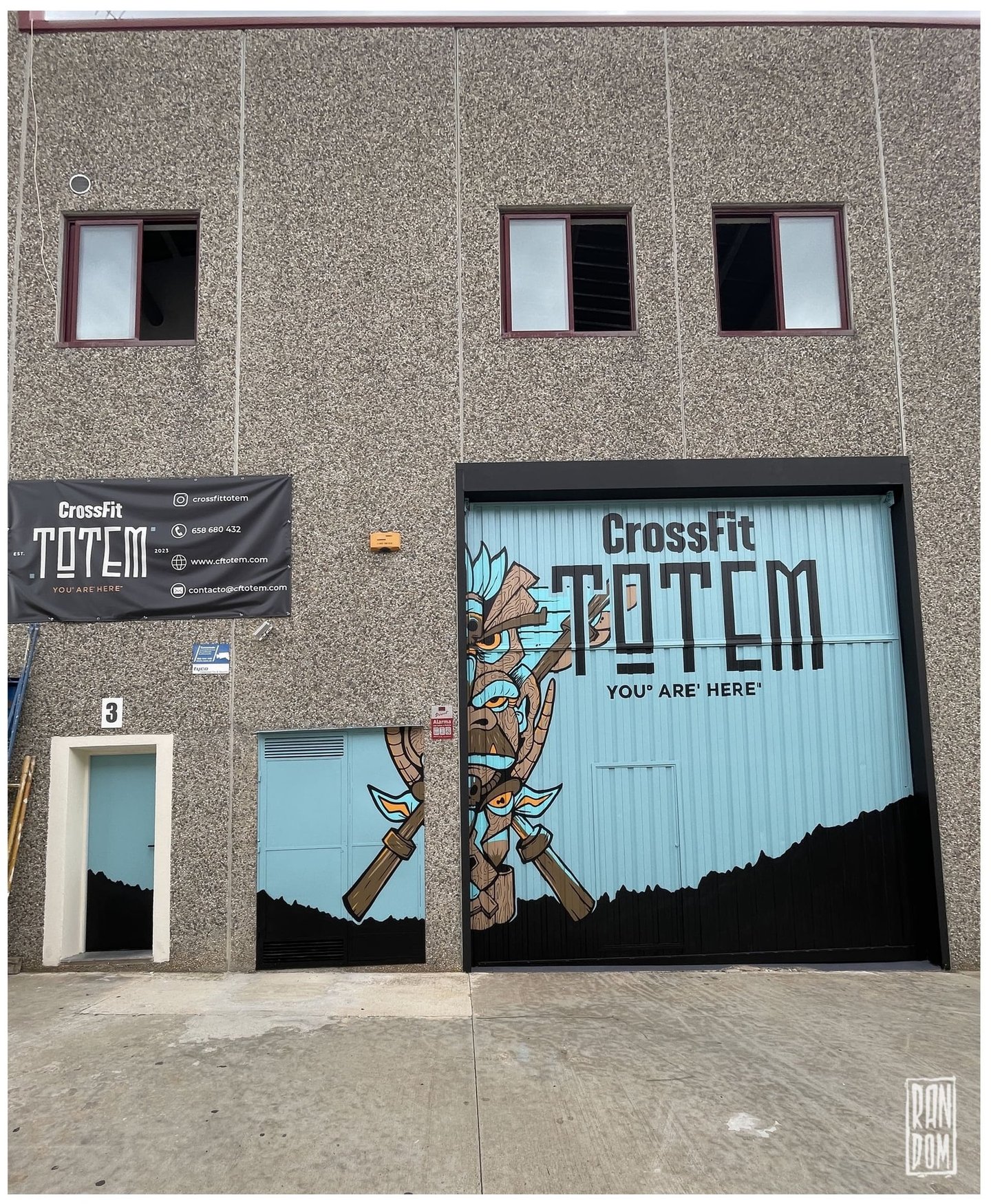 mural corporativo pintado en una enorme puerta de un crossfit