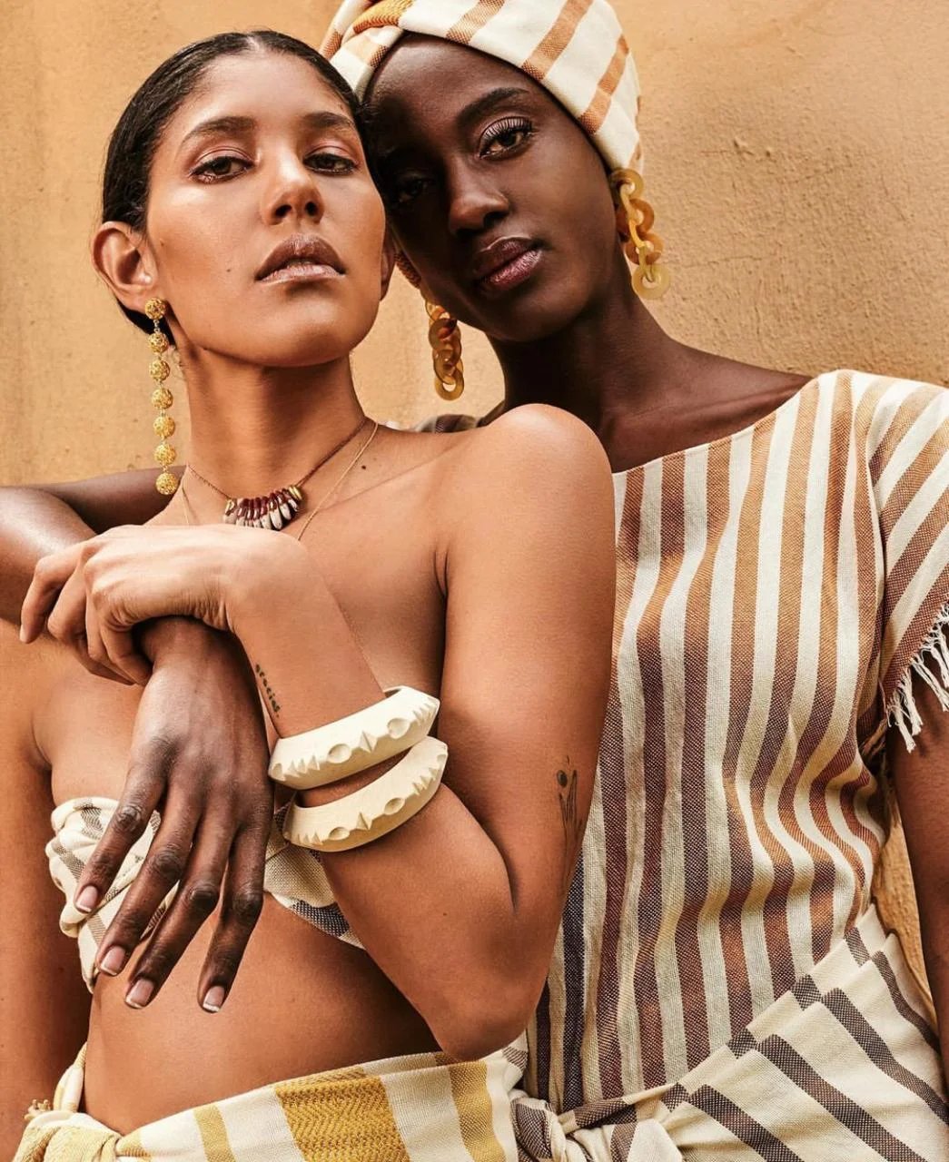 Modelos con prendas de Manos Doradas ://artesaniasdecolombia.com.co/PortalAC/C_tienda/manos-doradas-
