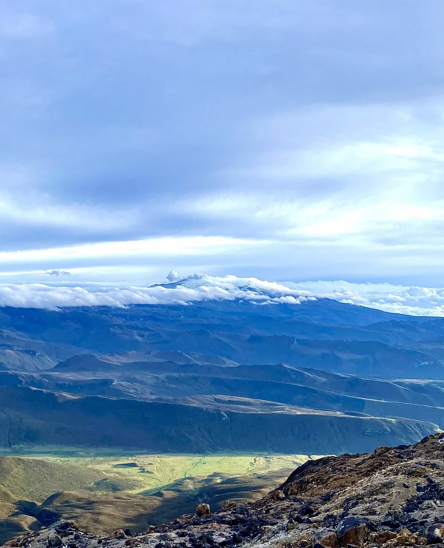 Vista sobre el Nevado del Ruiz, la cordillera central y el paramo colombiano