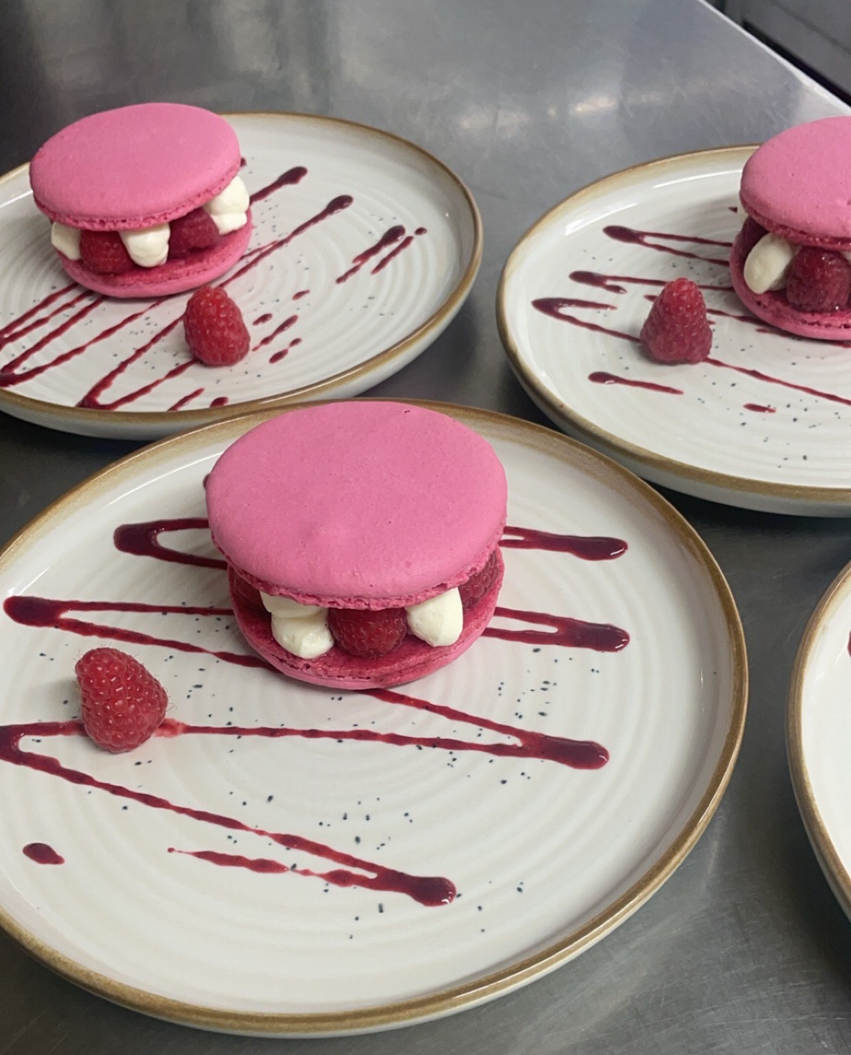 Assiette avec un désert aux fruits rouges