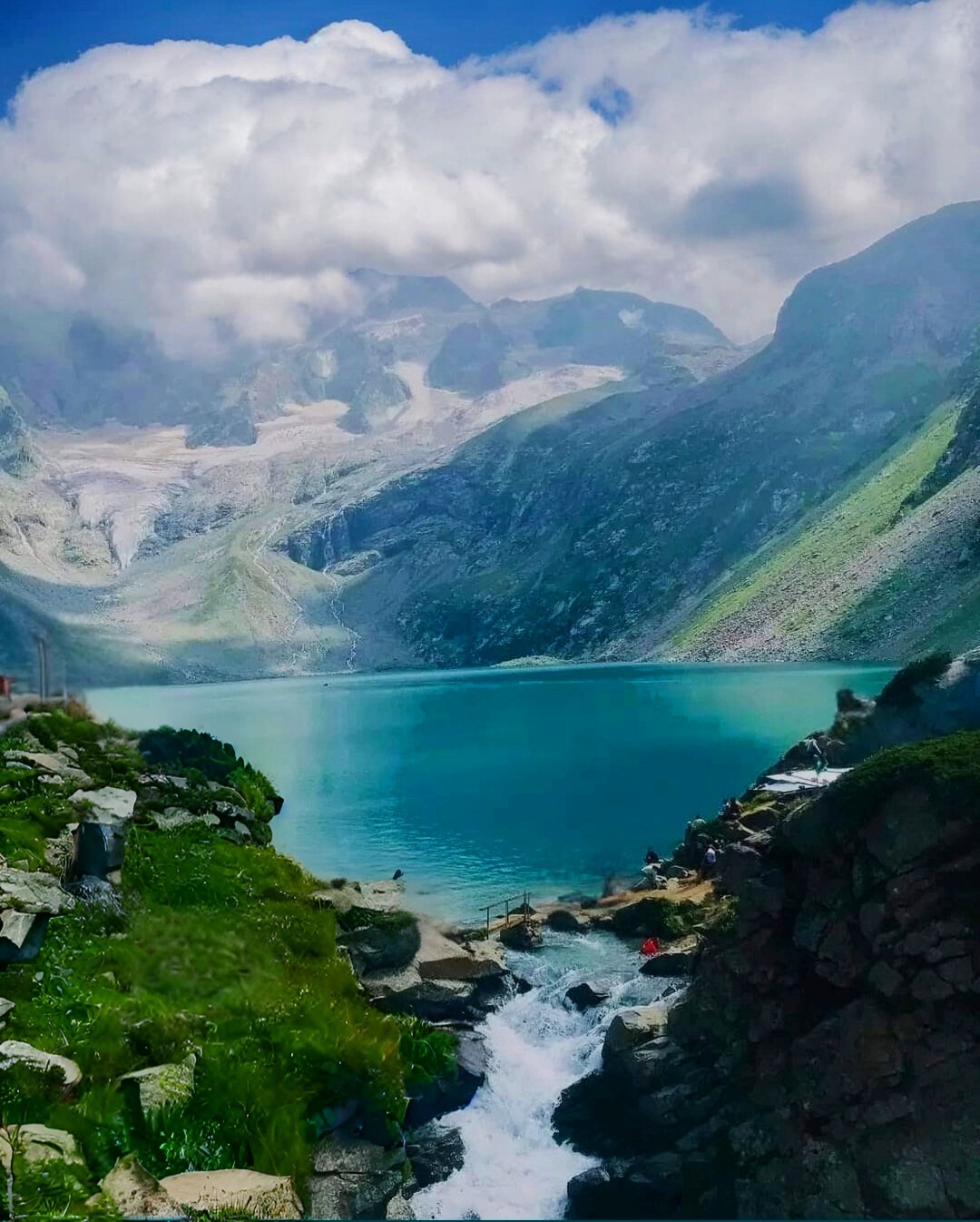 Beautiful green water of lake saif ul malook 