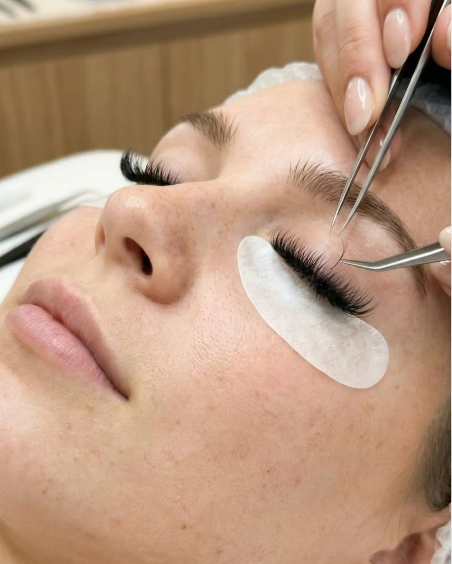 Professionele wimperextensions behandeling bij PMU & Lashes By Saranya in Nieuwveen, bij Alphen