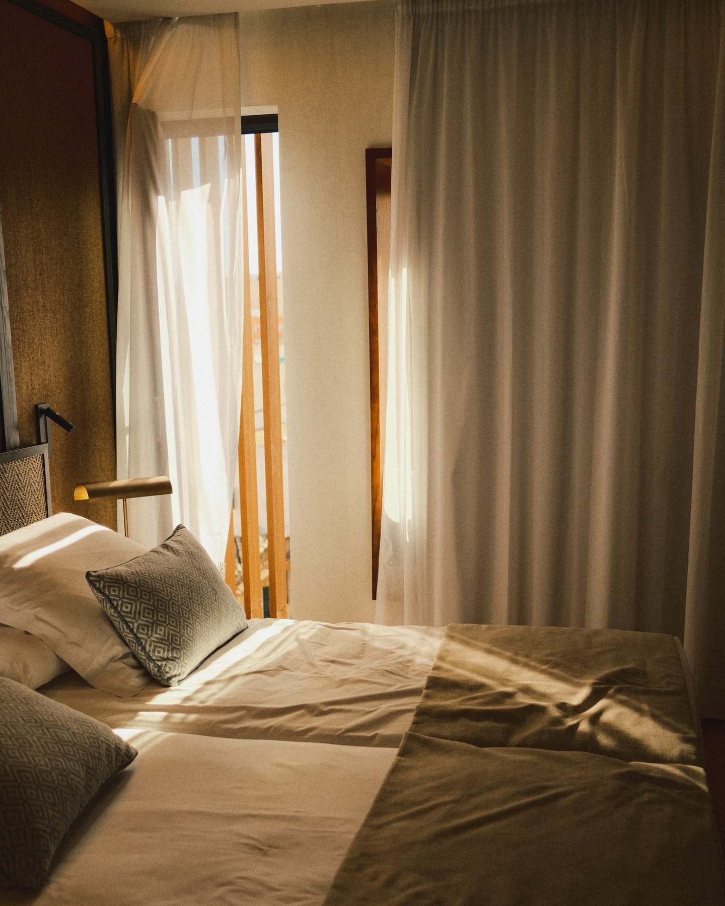 Hotelbett mit Kissen im natürlichen Licht – Interior Fotografie