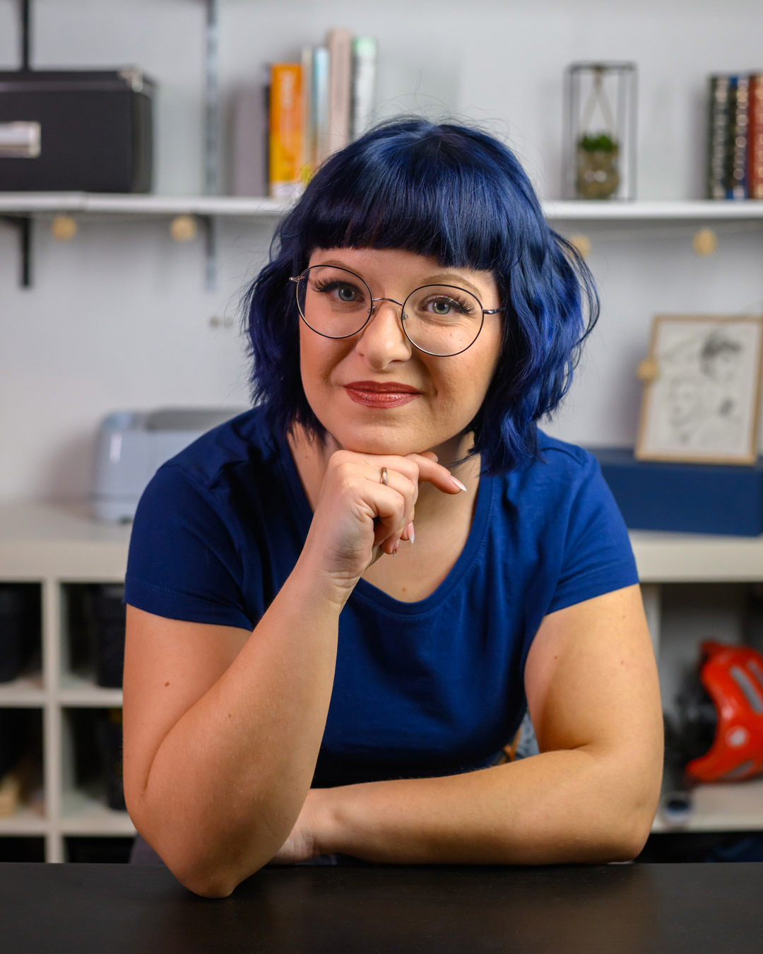 Kristin Chmielewski - Portrait einer jungen Frag im blauen Shirt und blauen Haaren