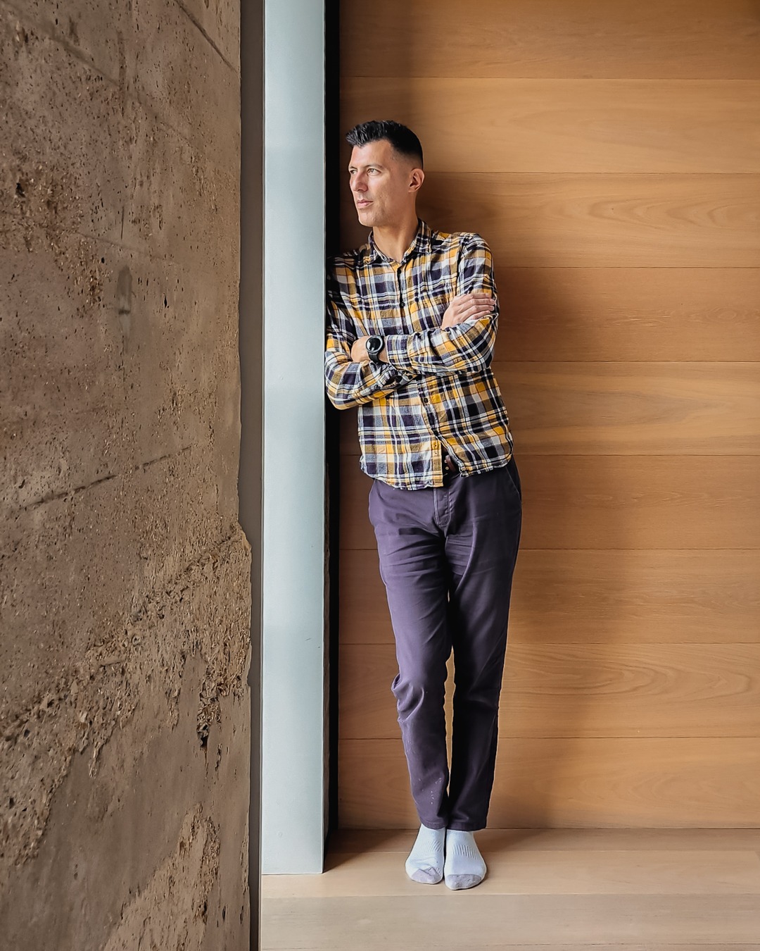 pessoa em ambiente moderno com estilo casual posando para ensaio fotográfico lifestyle