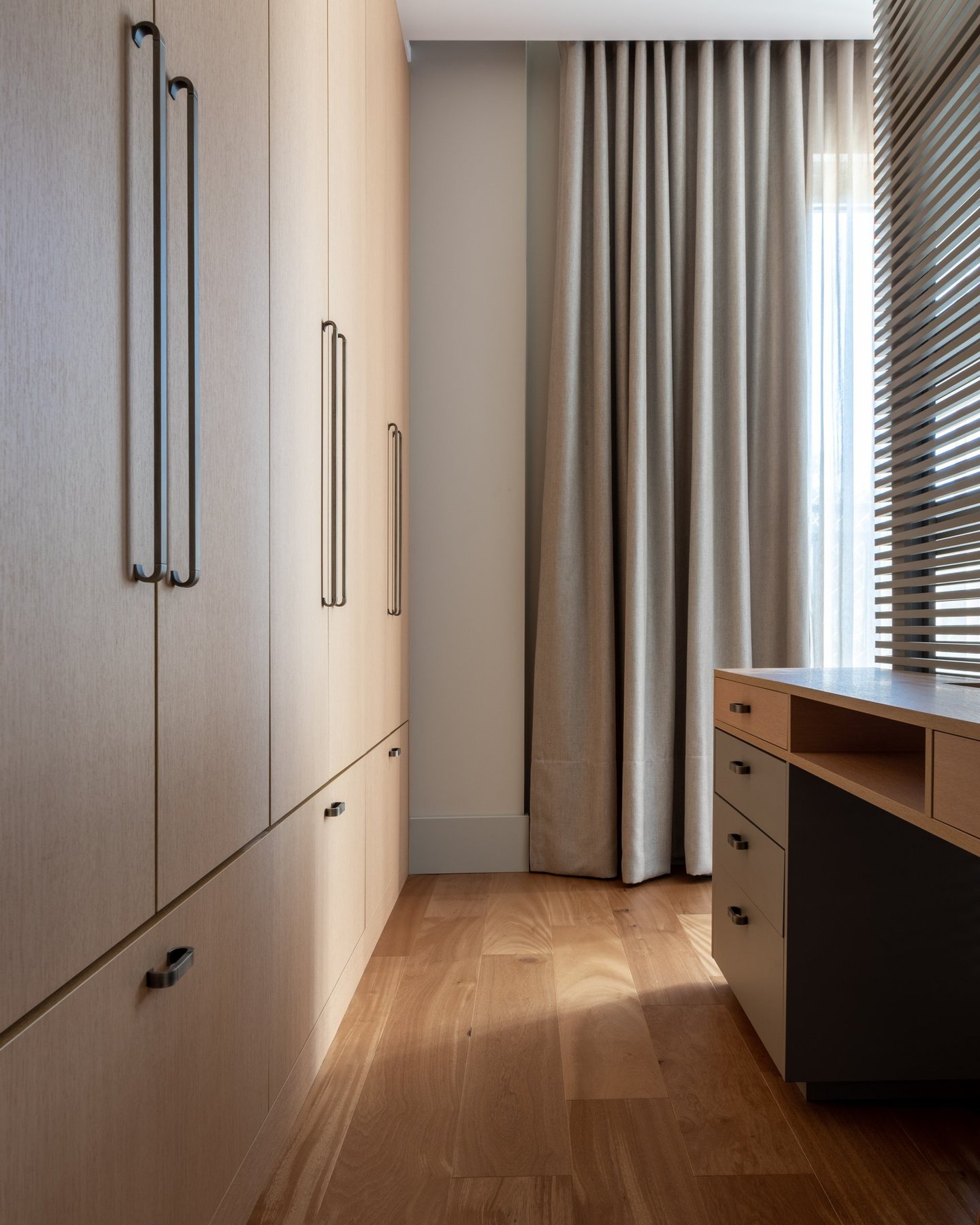 quarto residencial piso de madeira natural e cortina wave