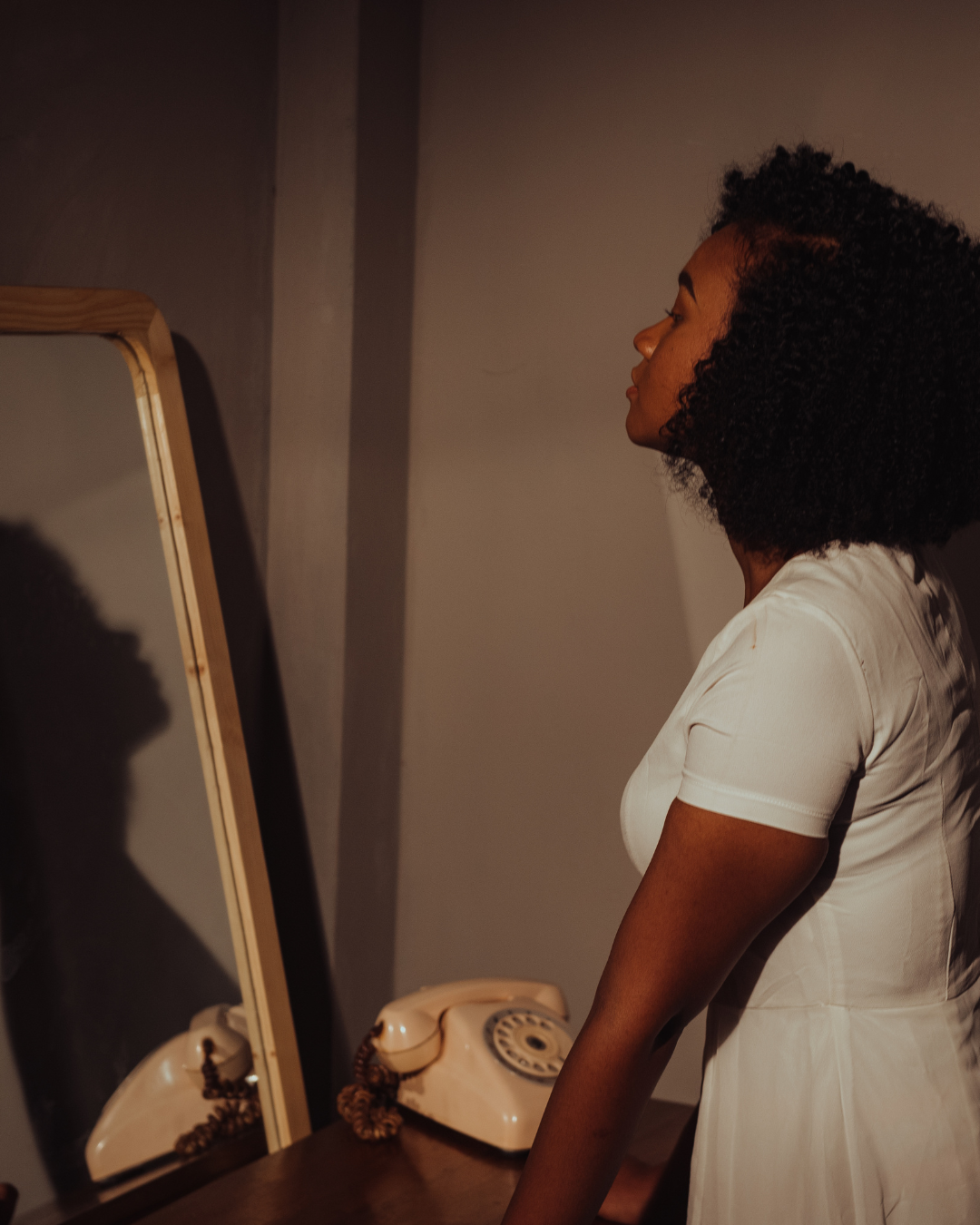 femme noire, avec Afro, miroir, chambre