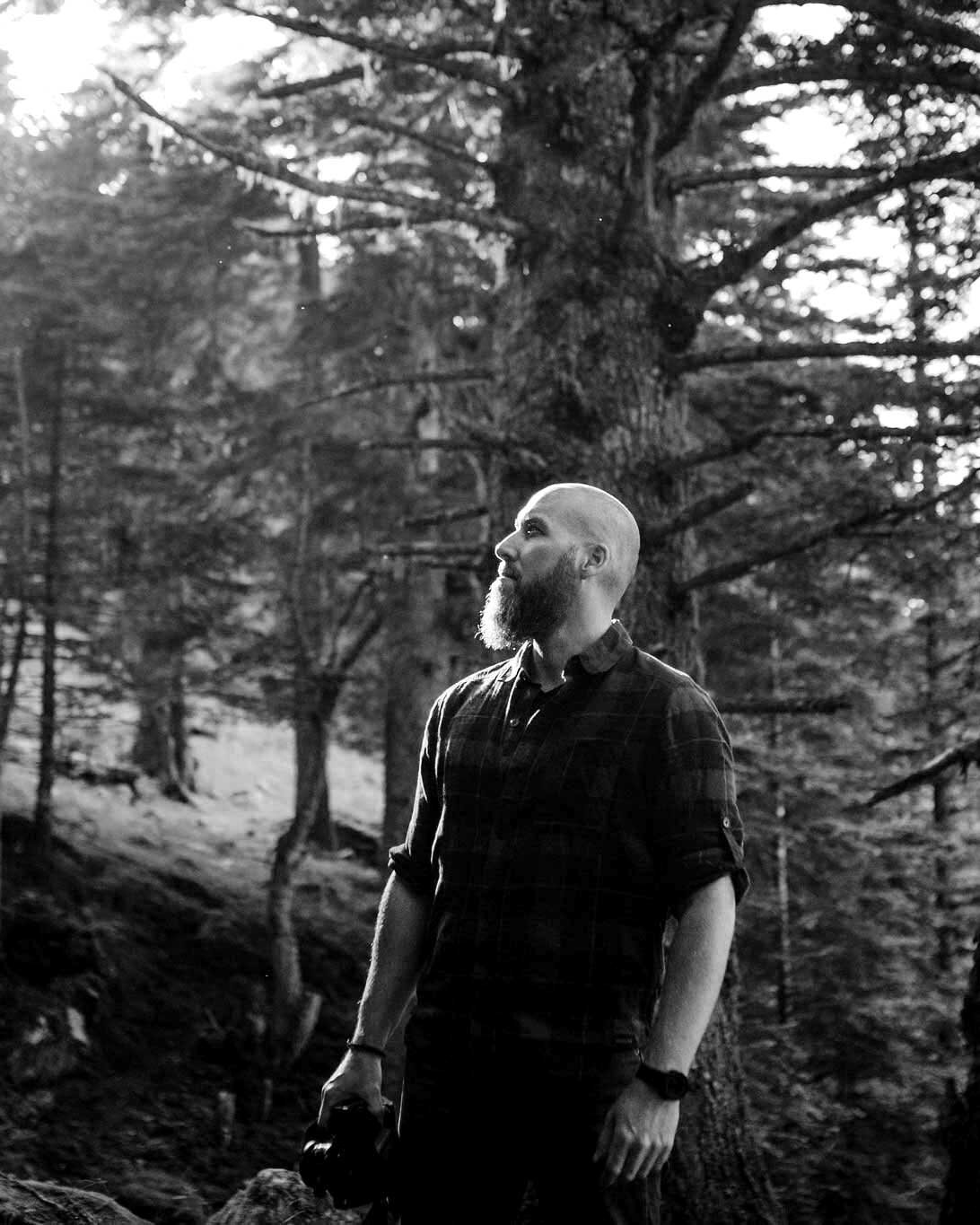 Homme debout dans une forêt.