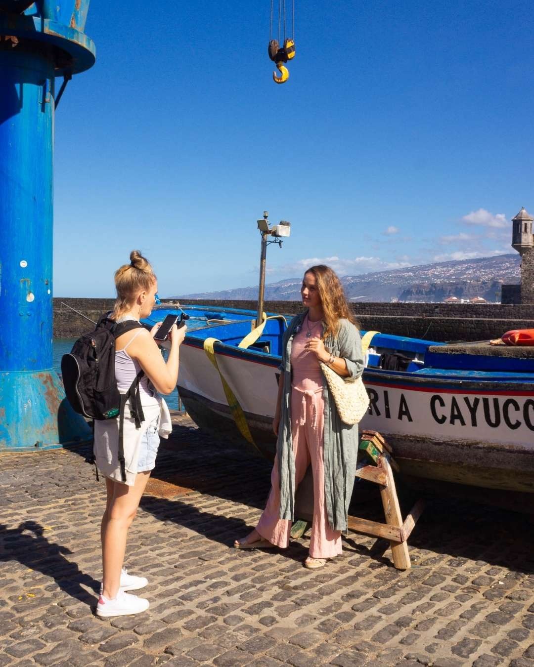 Media Escort as a Combination of Reportage and Advertising Photography