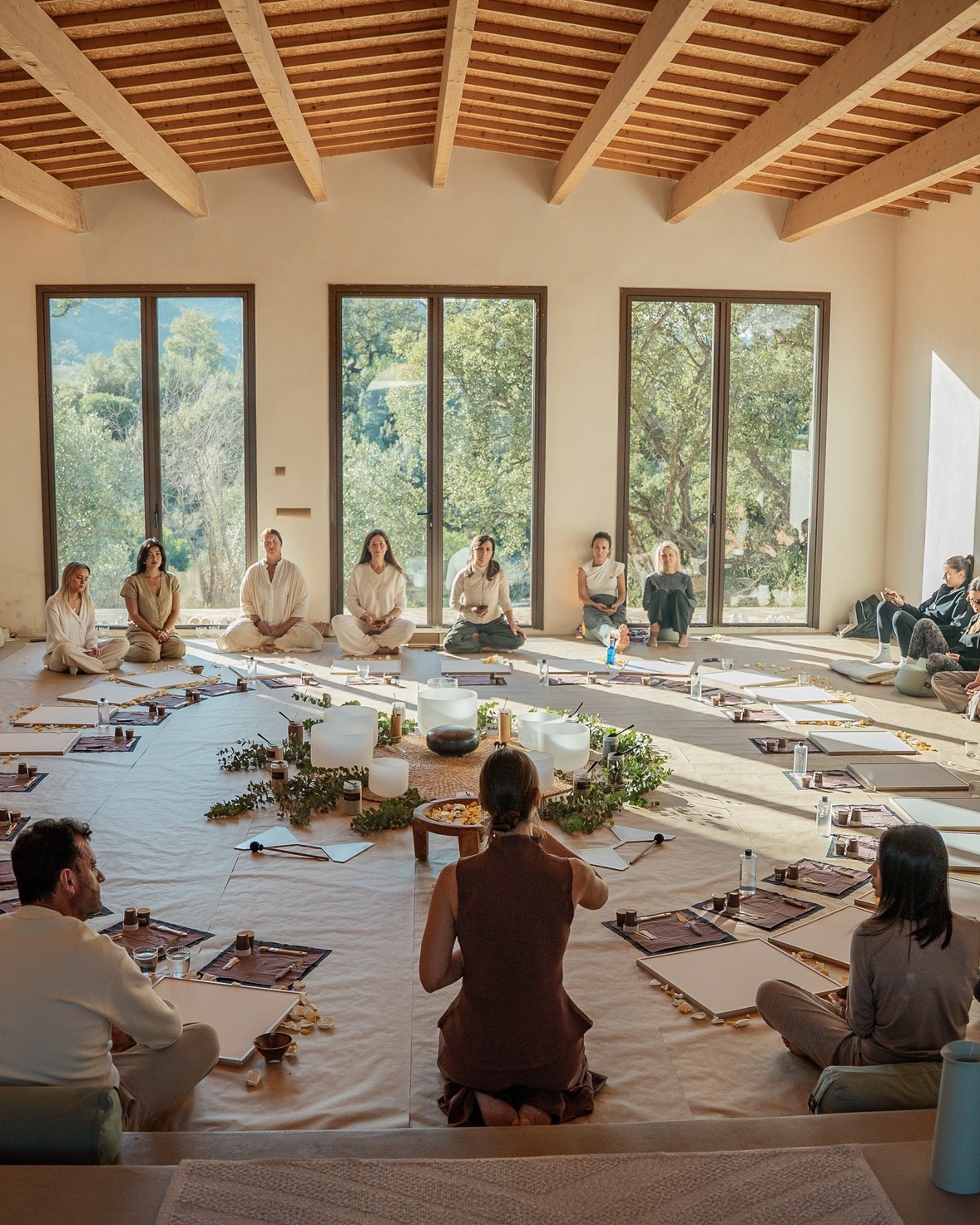 Daylit group workshop in multipurpose retreat room