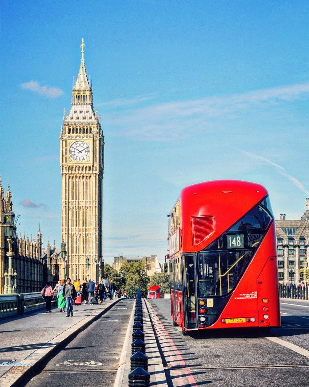 Un bus rouge à deux égates sur le pont de Westminster roulant en direction d'Elizabeth Tower Big Ben