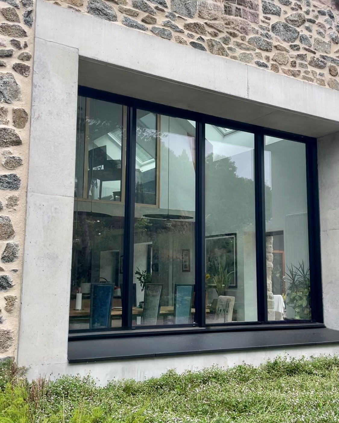 Nettoyage soigné de grandes baies vitrées en Bretagne, pour une clarté impeccable et durable