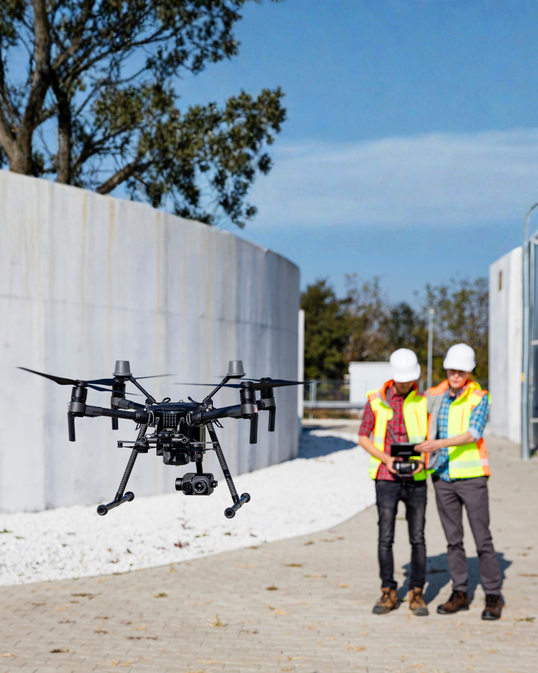Télépilotes BTP qui conduisent un drône