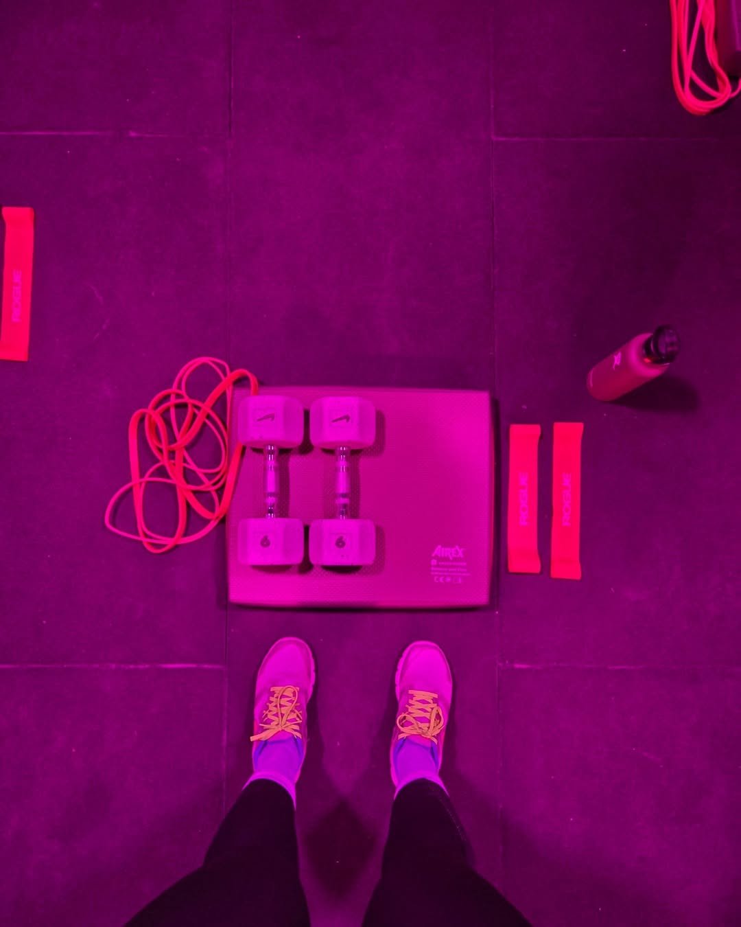 Haltères, dumbbell, bandes de résistance et pad en cours de Heat chez Episod à Paris