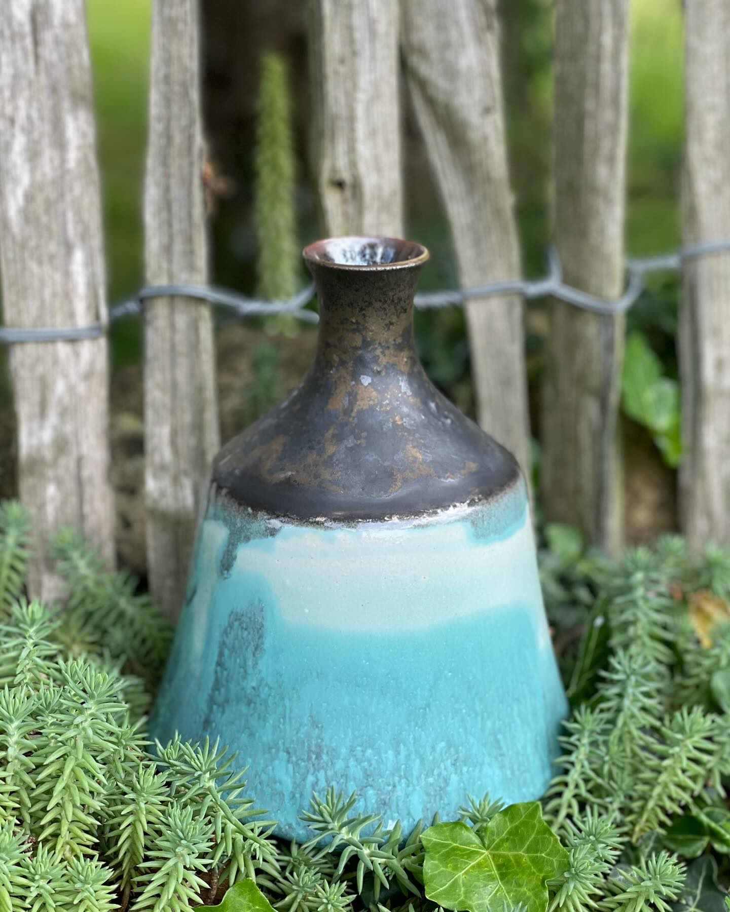 Vase en grès émaillé, bronze et turquoise