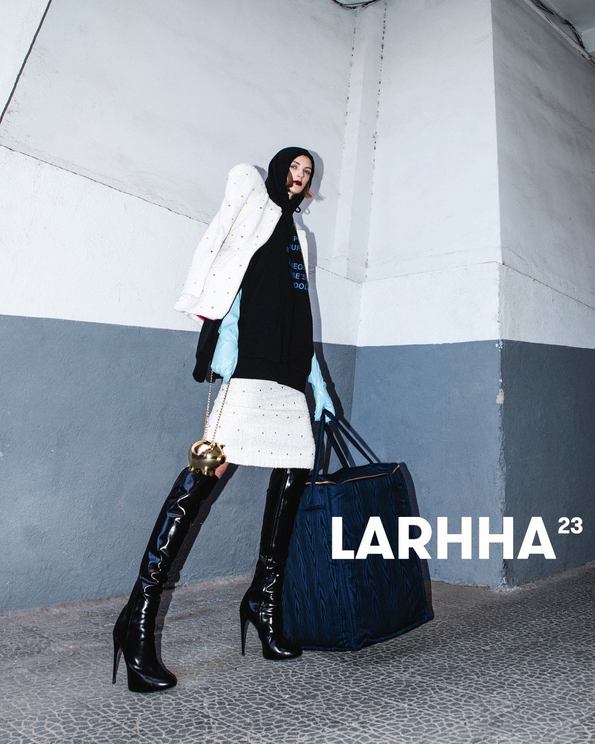 Modelo con look y bolso de Larhha