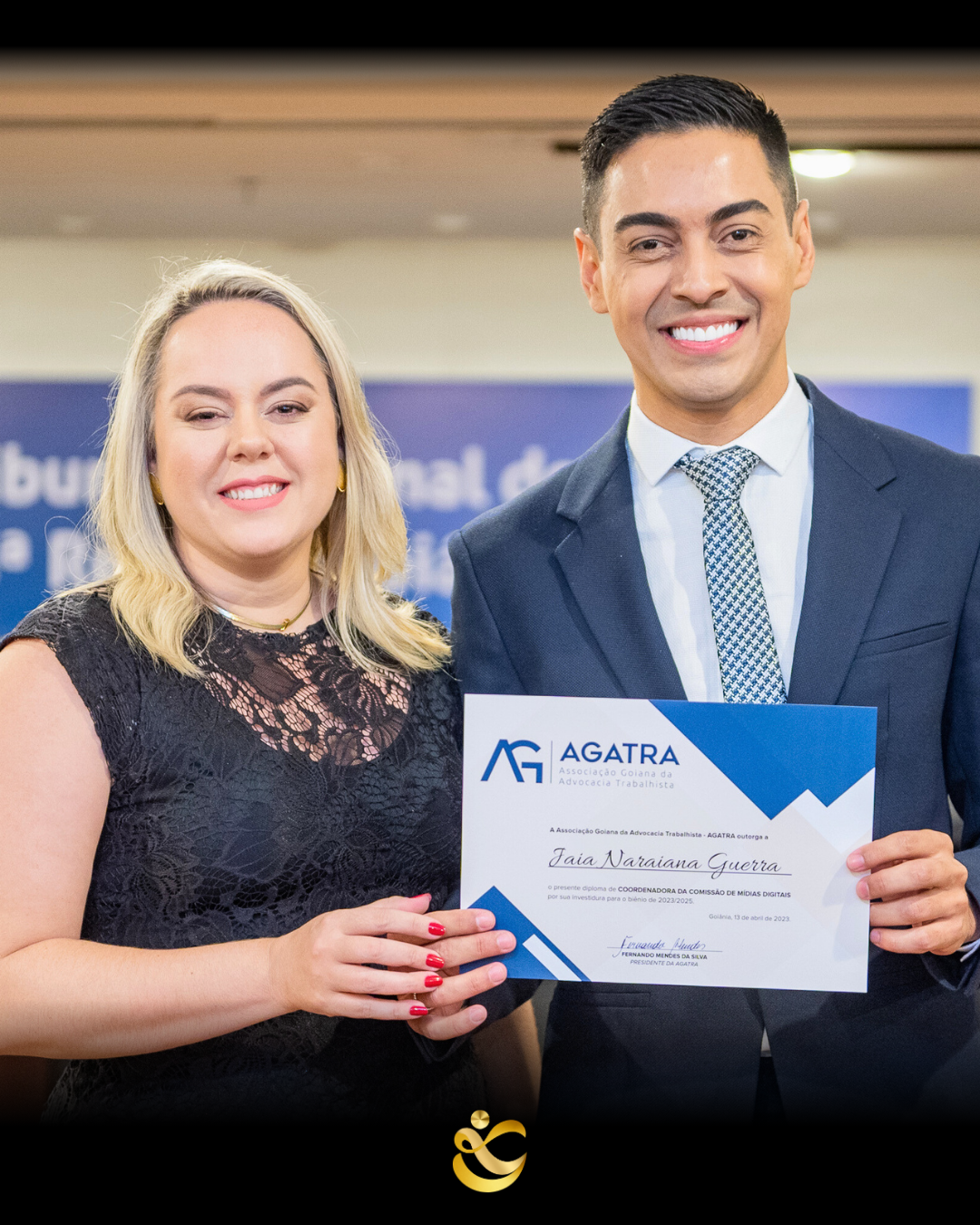 Um homem e uma mulher segurando um certificado para uma empresa