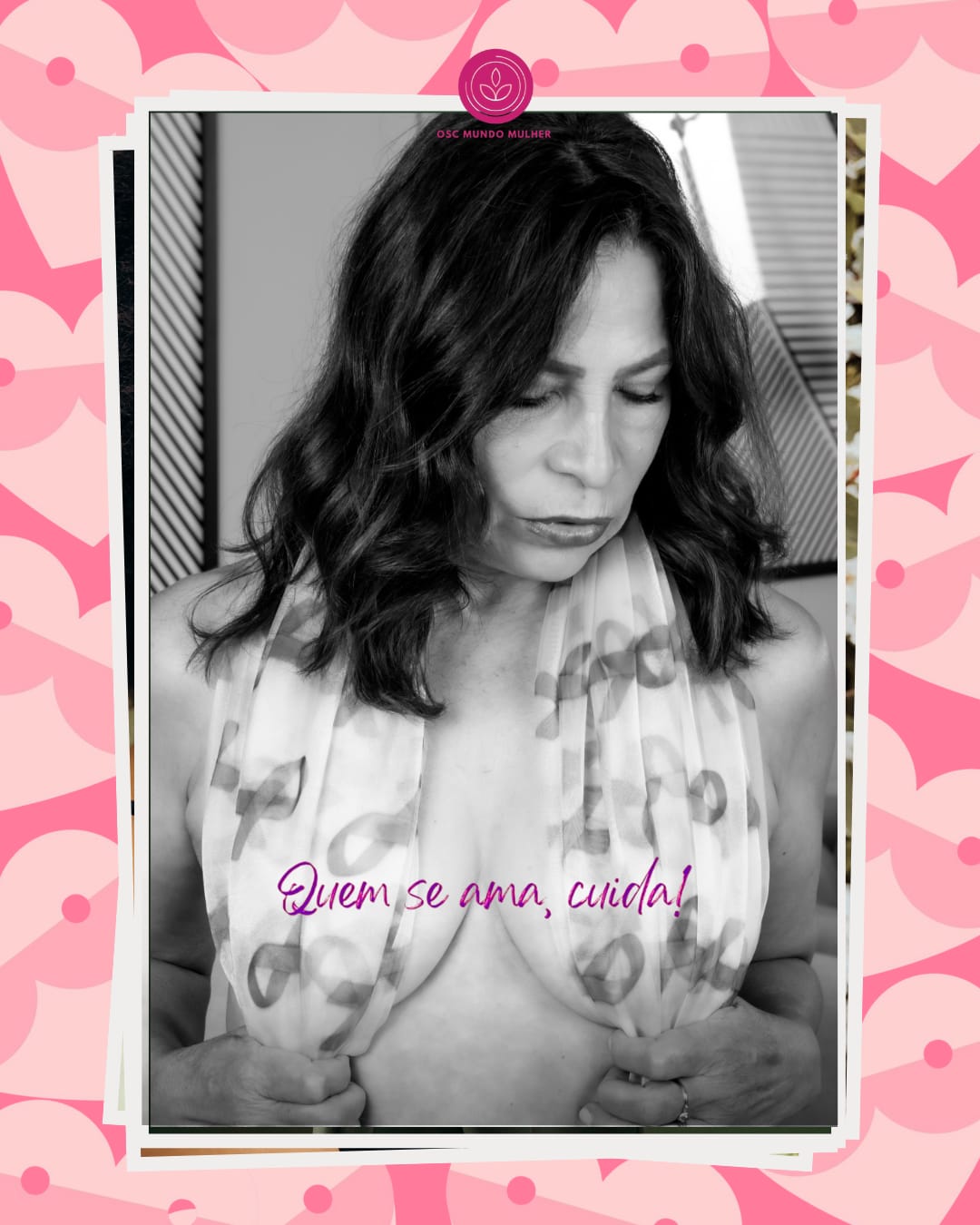 Mulher cabelo preto segurando um lenço sobre os seios.