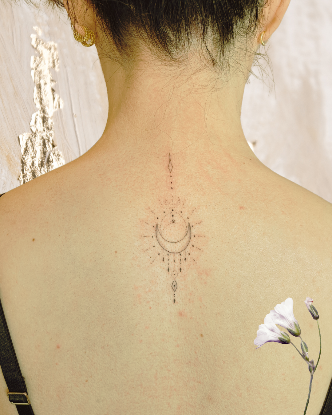 tattoo fin ornemental nuque femme inkorporée
