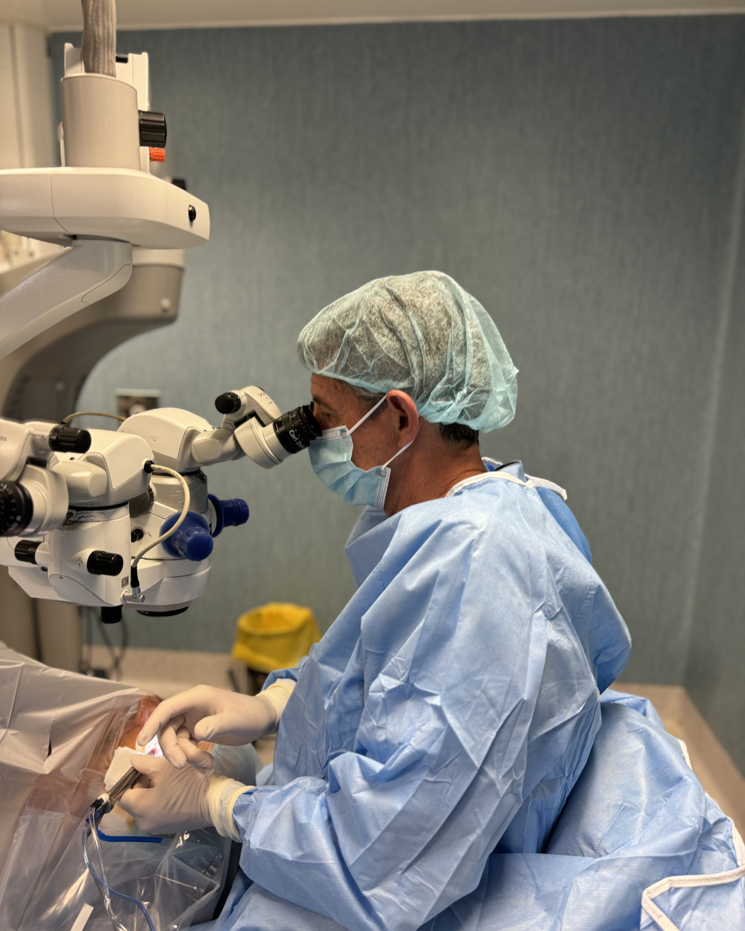 Dr Oftalnova realizando una intervención quirúrgica a un paciente