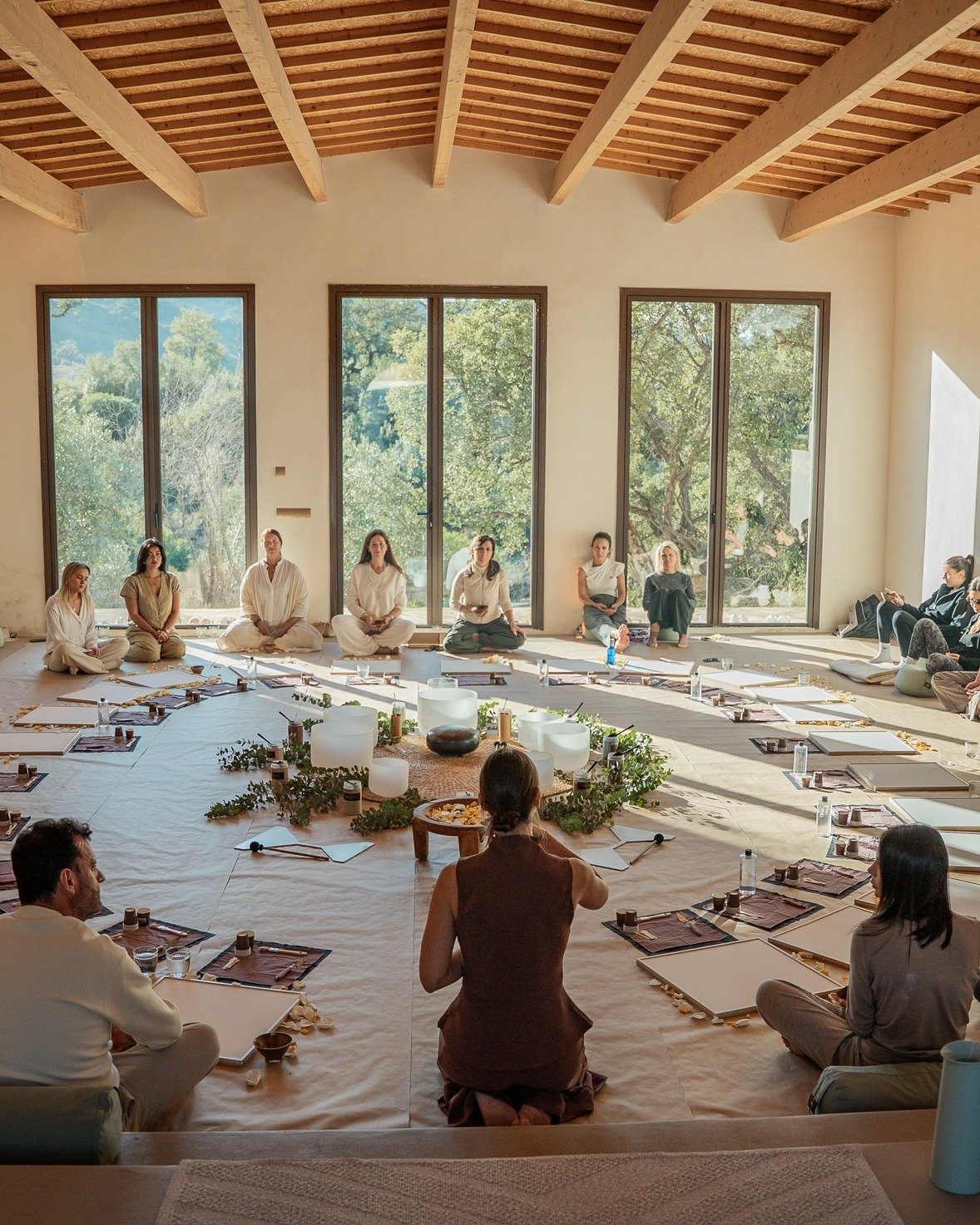 Daylit group workshop in multipurpose retreat room