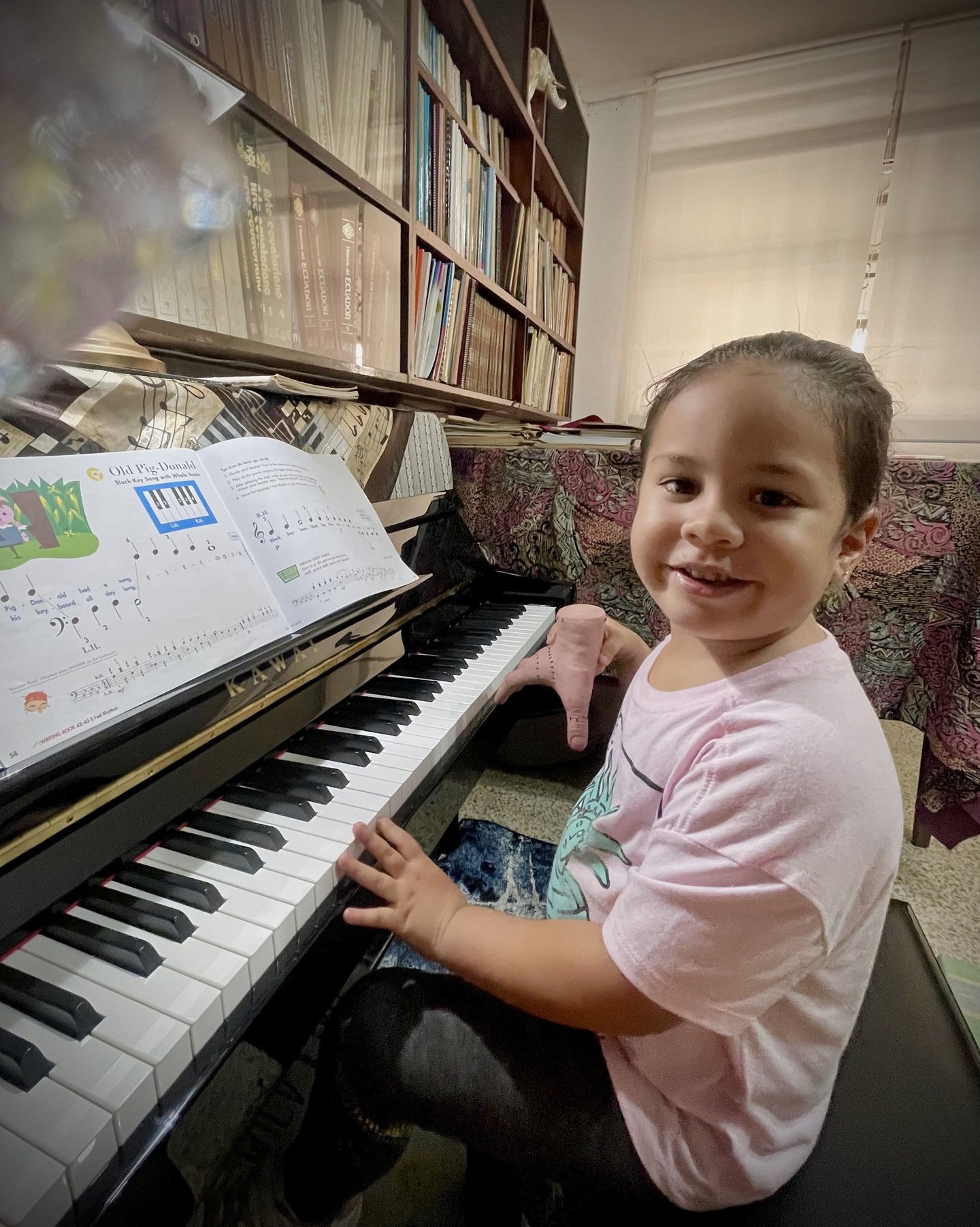 Estudiante de Kinder Music en Guayaquil aprendiendo notas musicales