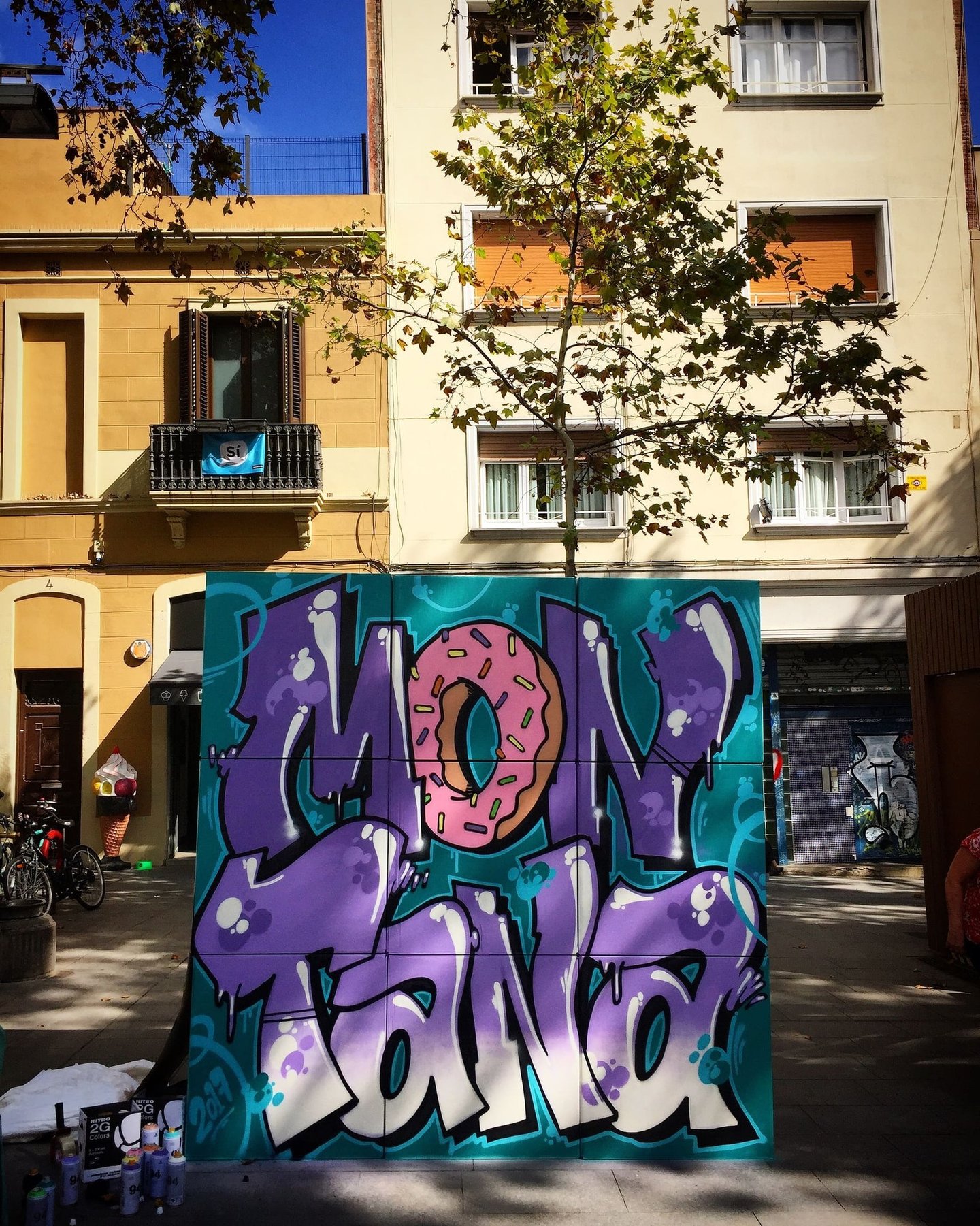 Un mural pintado en unos cubos en la calle. Pintura en vivo.