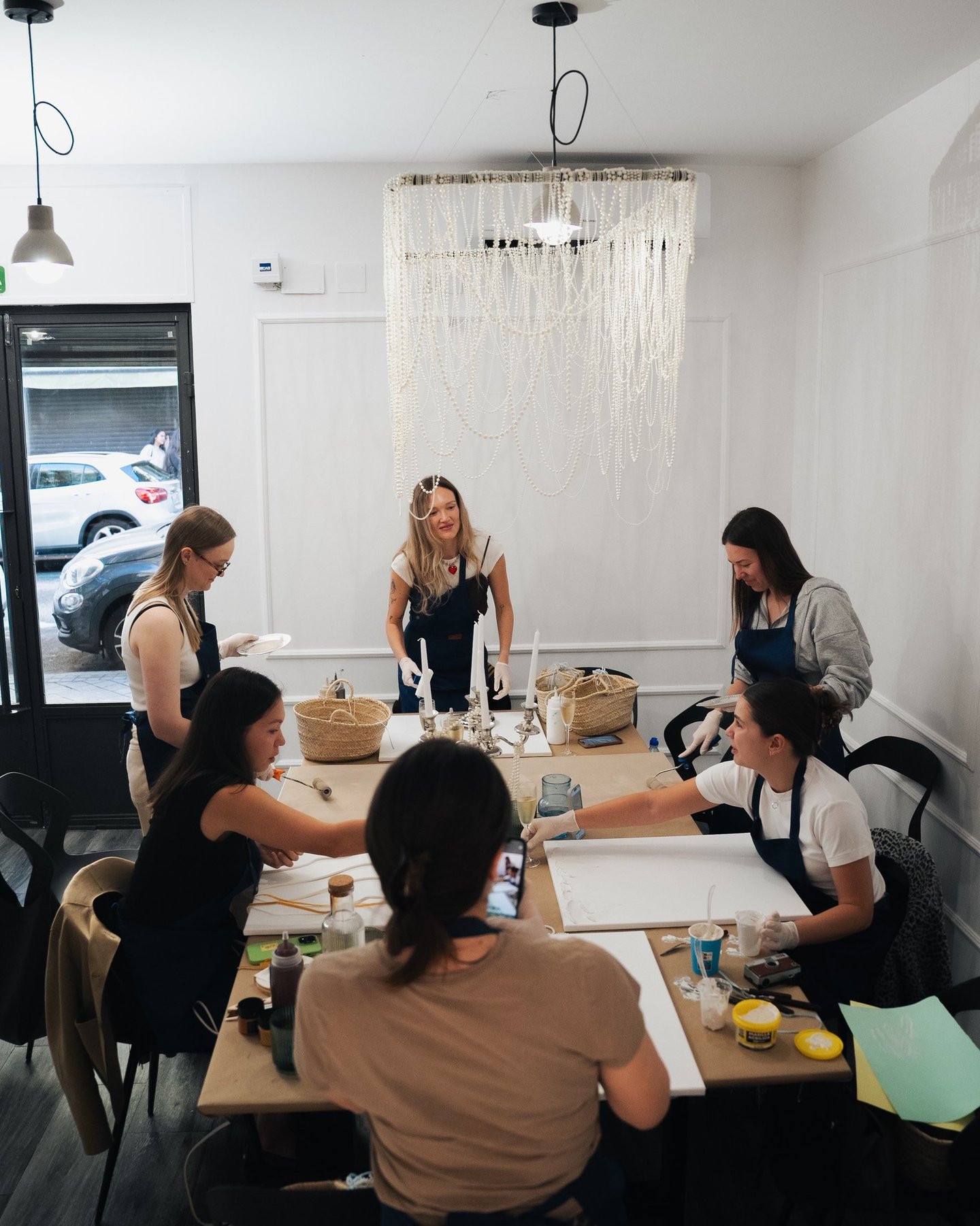 grupo de chicas creando arte en taller creativo en Madrid con ambiente social