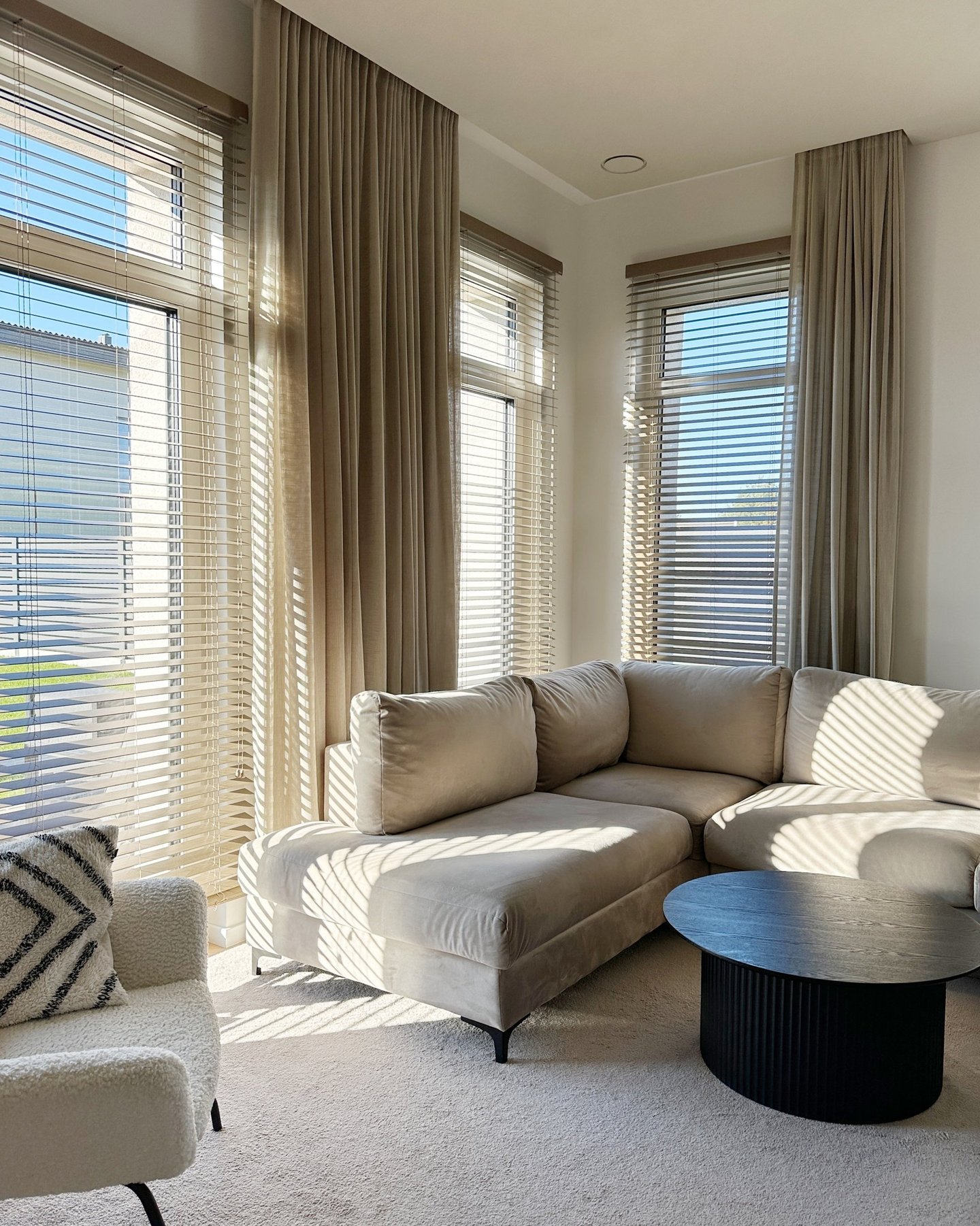 tarpinės užuolaidos ir medinės žaliuzės