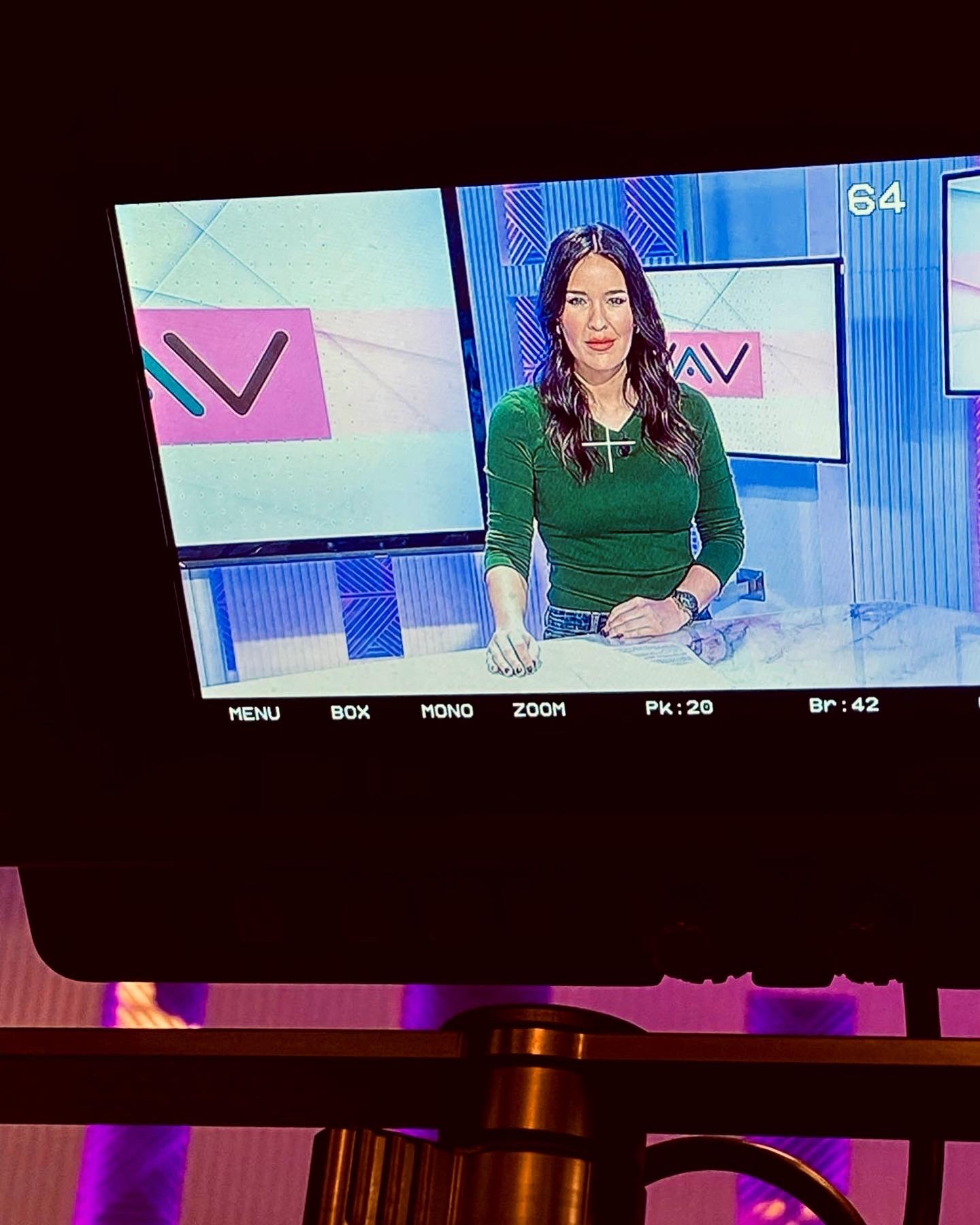 María Lázaro vista a través de la camara en una emisión de televisión