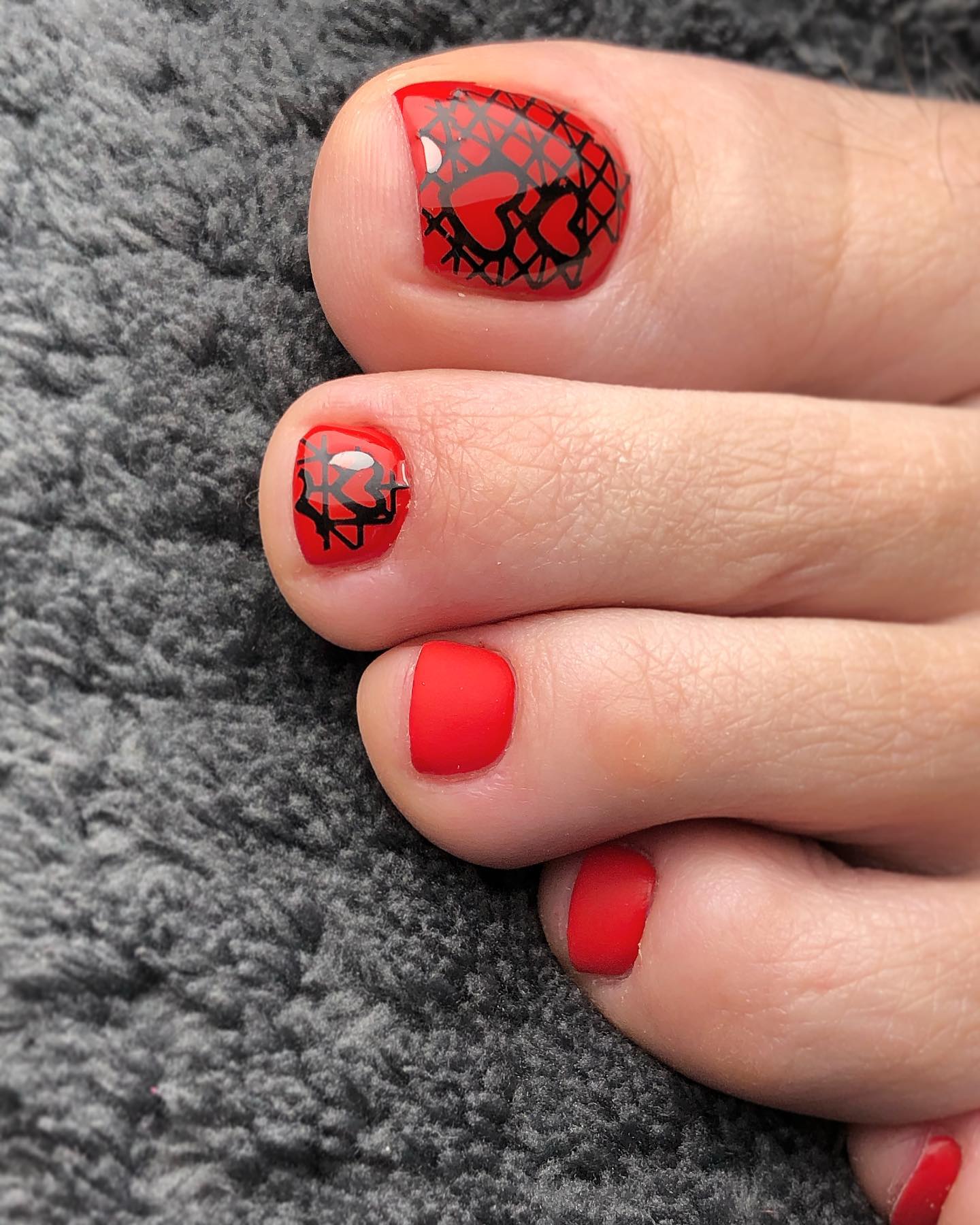 Rauduoni geliniai nagai su dekoru