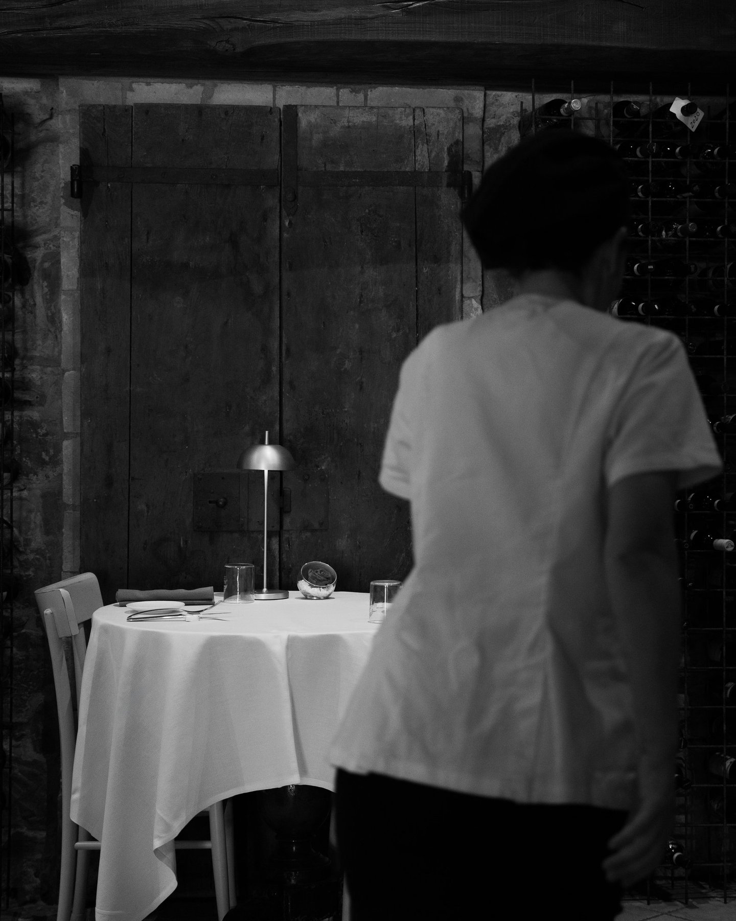 Lo chef Ermira Taflaj tra le mura del ristorante - Chef Ermira Taflaj within the restaurant walls