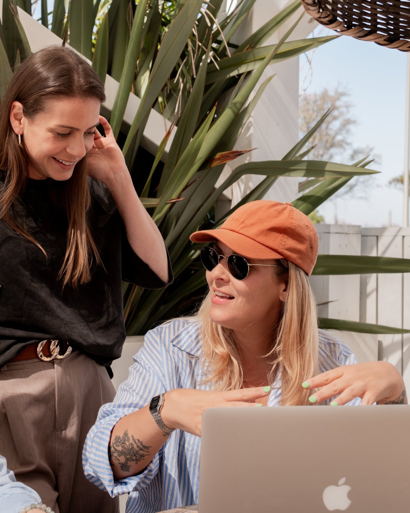 Deux femmes qui brainstorment autour d'un laptop