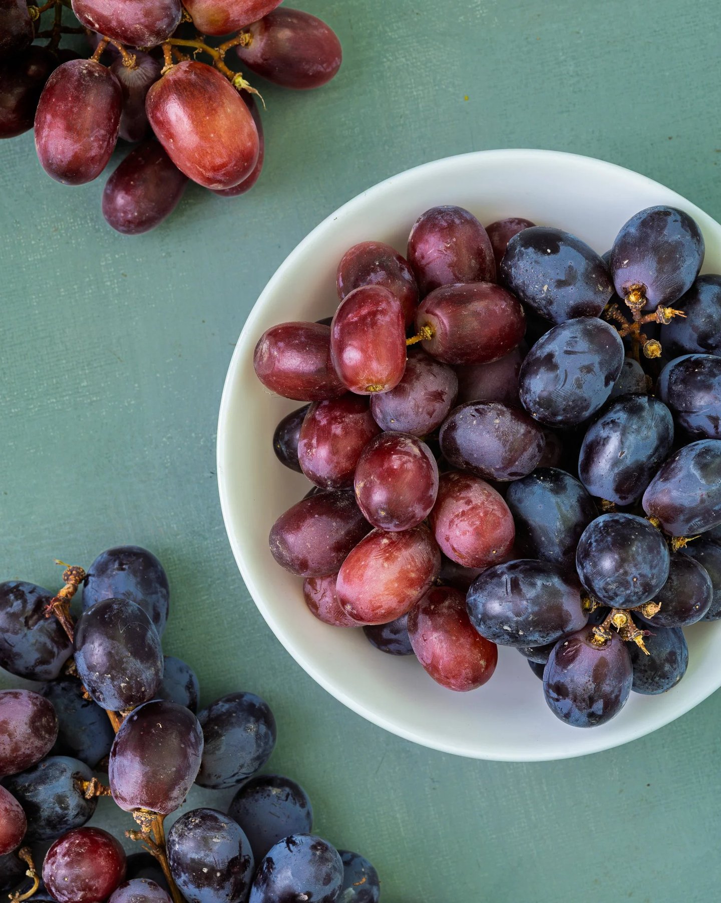 grapes with a bowl of grapes 