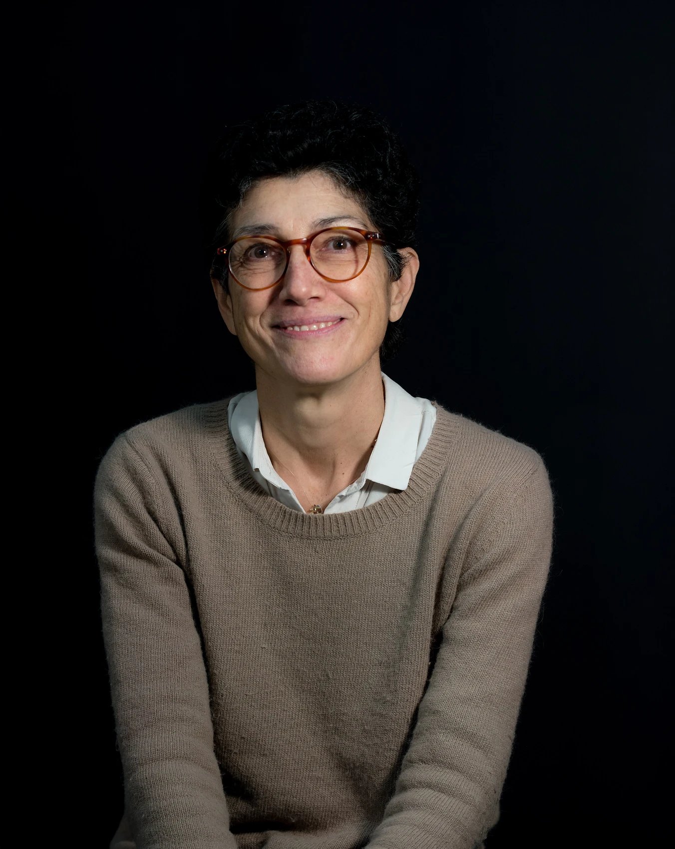 Portrait en couleurs de Véronique Ribera, auteure et correctrice.