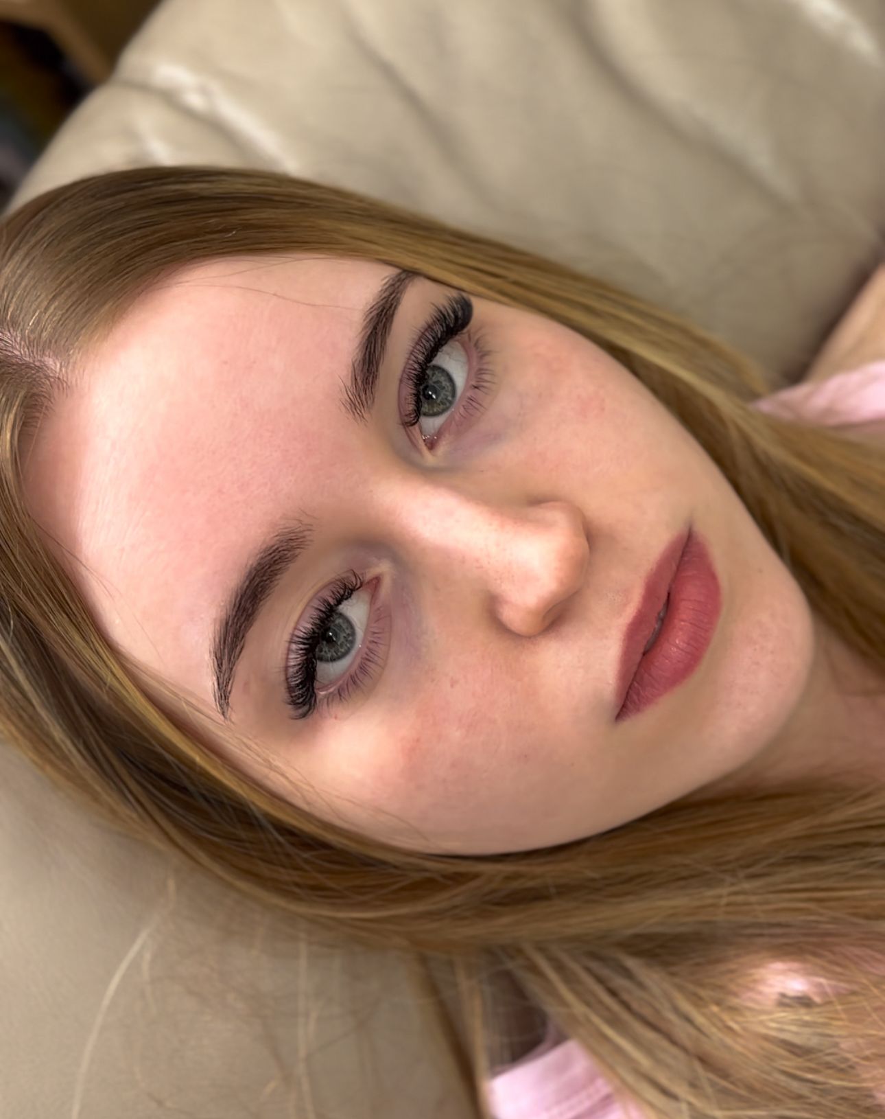 alt="mobile lash technician applying lashes in London home"