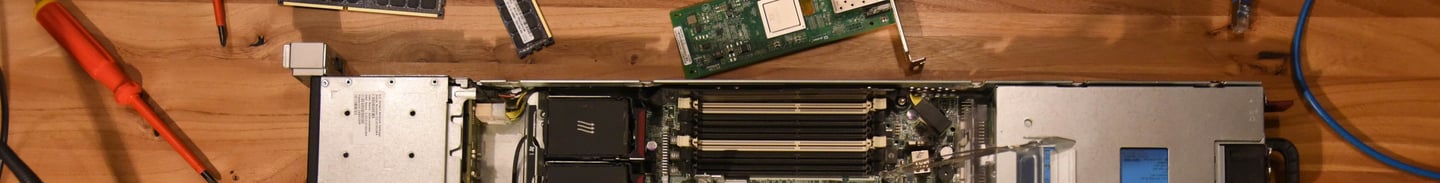 Offener Server mit verschiedenen Werkzeugen