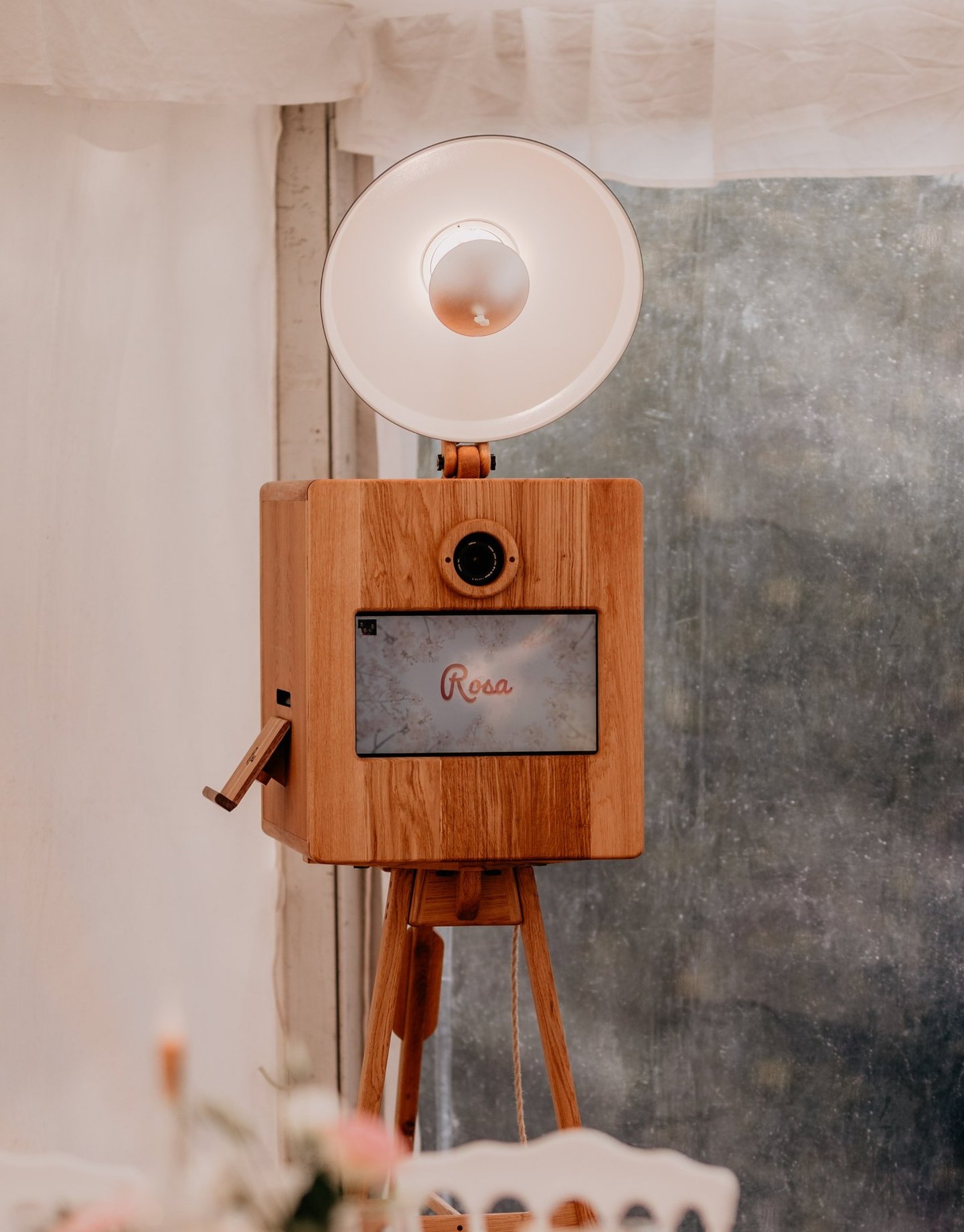 Photobooth en bois clair sur trépied avec éclairage circulaire, modèle Rosa, photo produit classique