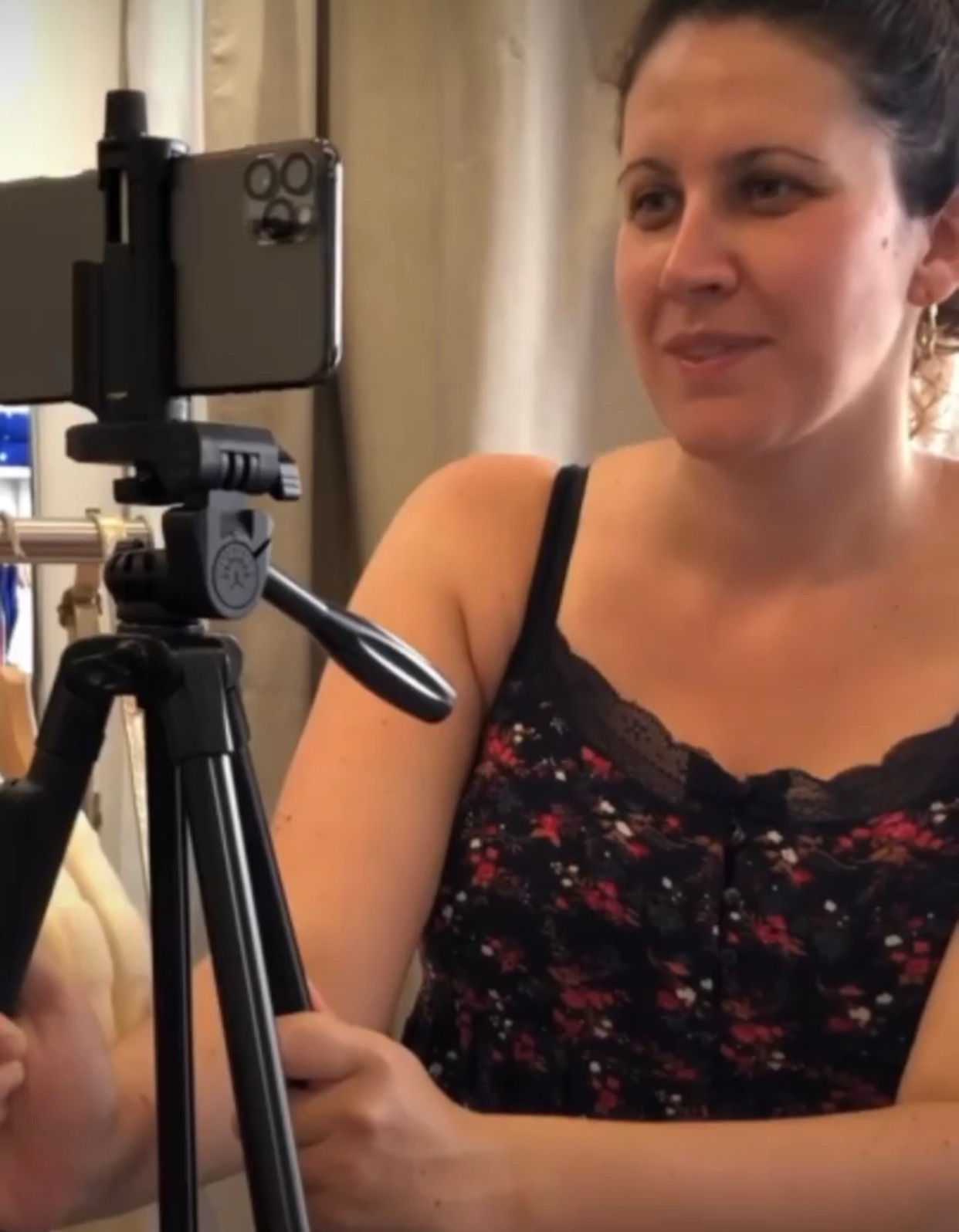 Portrait vidéaste léa olivier en tournage smartphone