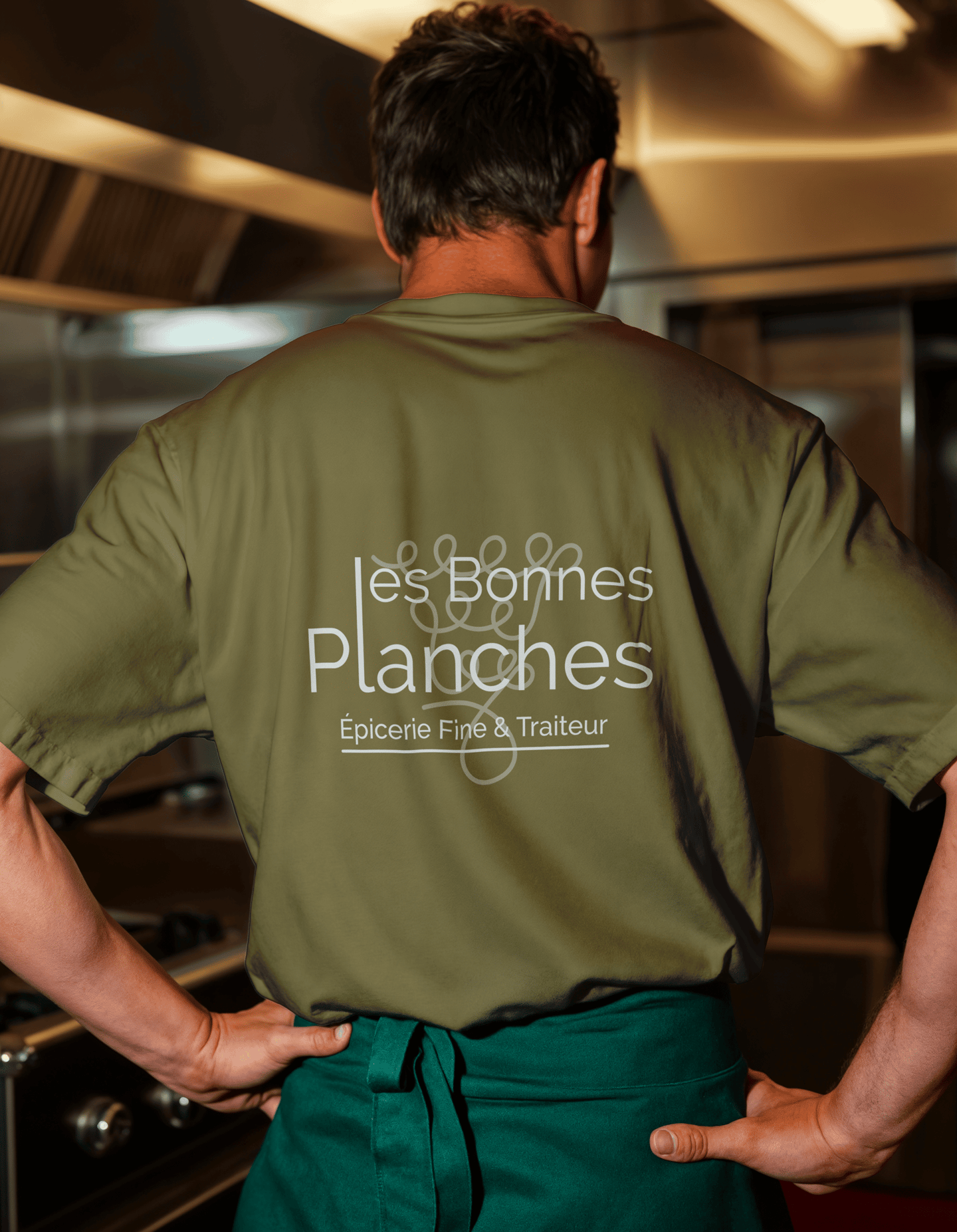 Logo imprimé en grand format dans le dos d'un tee-shirt en coton vert